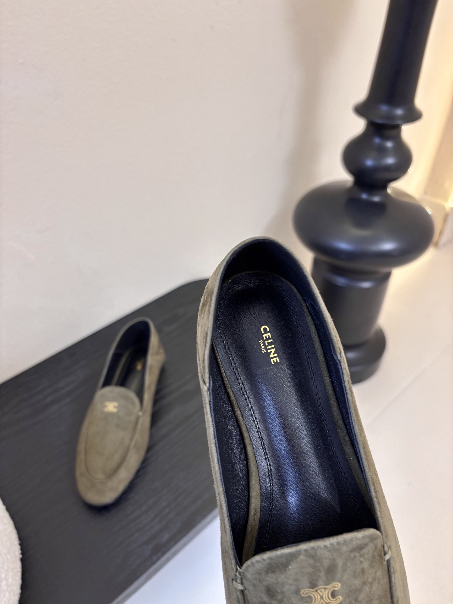 CELINE* 新款圆头乐福鞋 小皮鞋 老钱风 简约 舒适不压脚背～这款布洛克鞋线条简约设计经典，饰以C