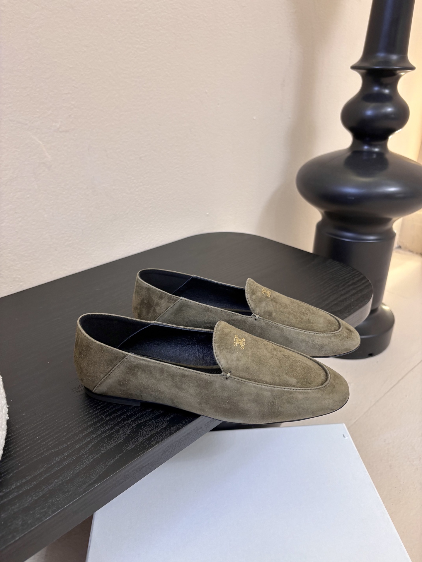 CELINE* 新款圆头乐福鞋 小皮鞋 老钱风 简约 舒适不压脚背～这款布洛克鞋线条简约设计经典，饰以C