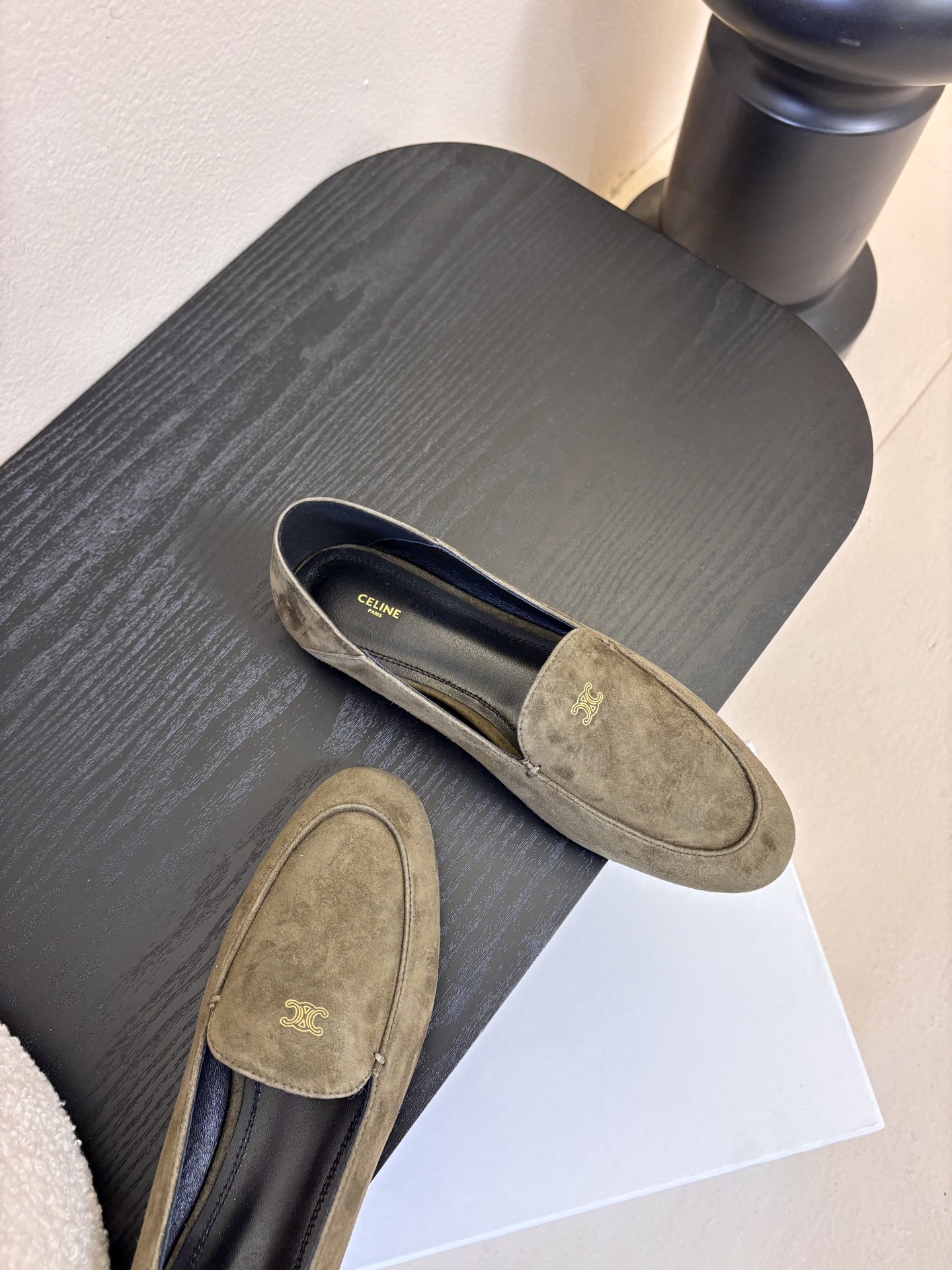 CELINE* 新款圆头乐福鞋 小皮鞋 老钱风 简约 舒适不压脚背～这款布洛克鞋线条简约设计经典，饰以C