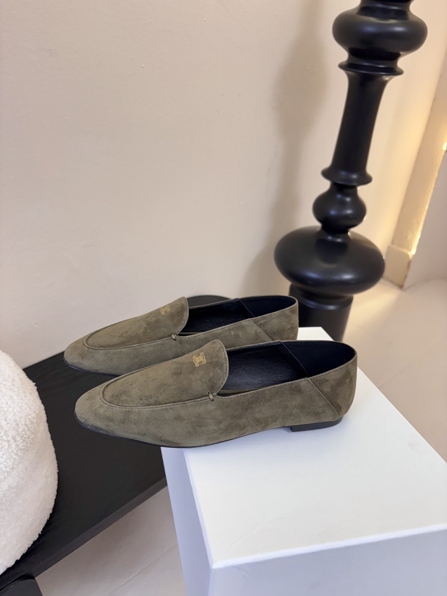 CELINE* 新款圆头乐福鞋 小皮鞋 老钱风 简约 舒适不压脚背～这款布洛克鞋线条简约设计经典，饰以C