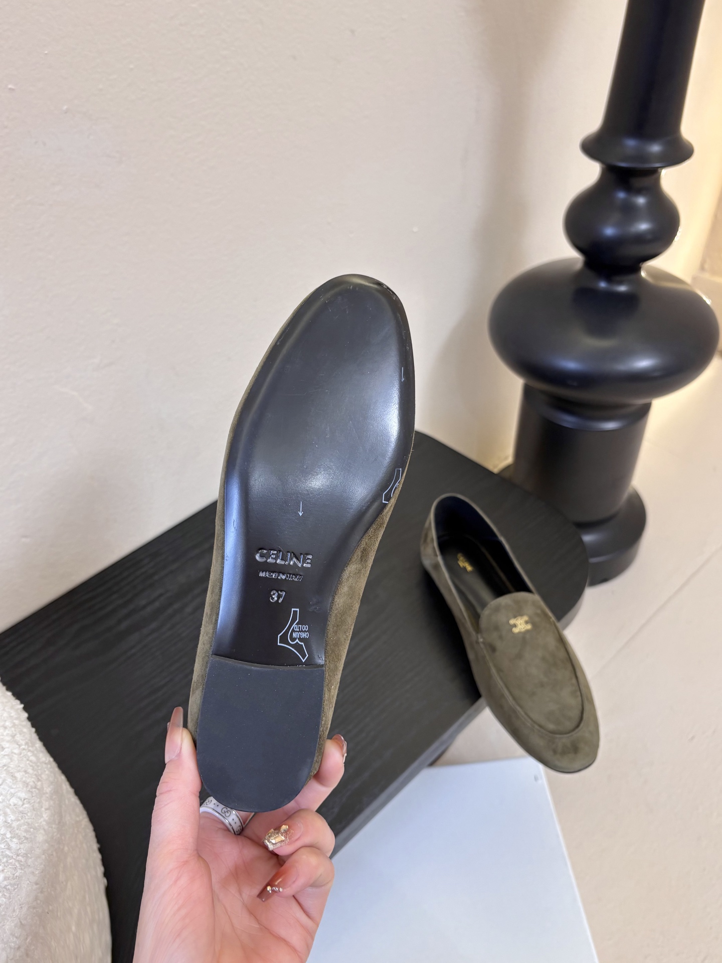 CELINE* 新款圆头乐福鞋 小皮鞋 老钱风 简约 舒适不压脚背～这款布洛克鞋线条简约设计经典，饰以C