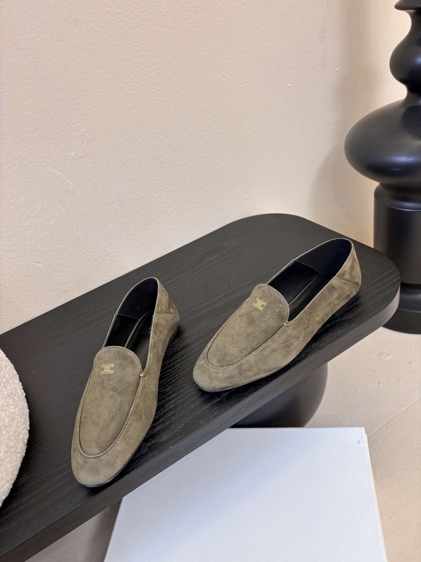 CELINE* 新款圆头乐福鞋 小皮鞋 老钱风 简约 舒适不压脚背～这款布洛克鞋线条简约设计经典，饰以C