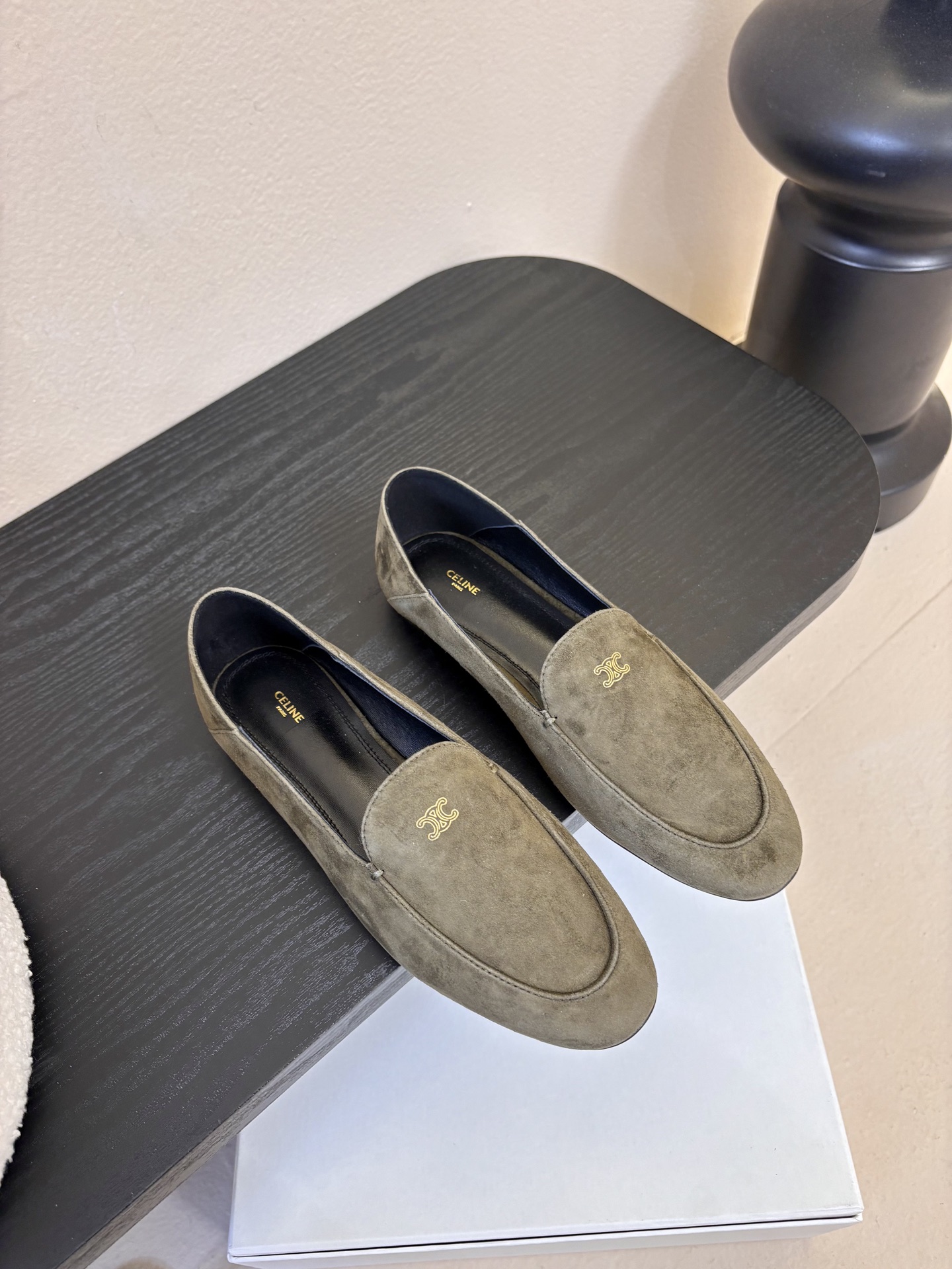 NO:707716,CELINE* new round-toe loafers, small leather shoes, old money style, simple, comfortable and not pressurizing the instep~ This brogue shoe has simple lines and classic design, and the design decorated with CELINE logo details stands out among the loafers. The overall shoe shape is sleek and elegant, not bulky at all, can fully expose the ankle, and the proportion of the leg line is good. Upper Niujing, inner sheepskin outsole, genuine leather outsole  Size35-40 (40 orders are not returnable), loafers, celine, loafers, sheepskin, Leather soles19860909CELINE* 新款圆头乐福鞋 小皮鞋  老钱风 简约 舒适不压脚背～ 这款布洛克鞋线条简约设计经典,饰以CELINE logo细节的设计在一众乐福鞋中脱颖而出,整体鞋型圆滑秀气一点不笨重,可以完全露出脚踝处,称的腿部线条比例较好 鞋面牛京 内里羊皮 大底真皮大底 Size35-40（40订做不退换）,乐福鞋,celine,loafers,sheepskin,Leather soles,Women's Shoes