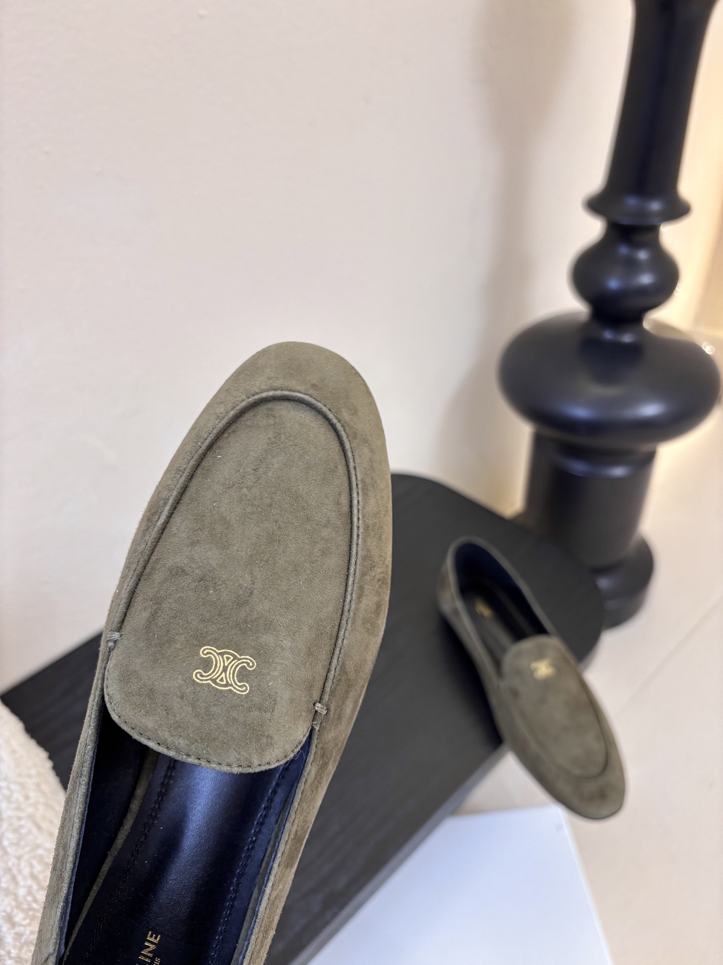 CELINE* 新款圆头乐福鞋 小皮鞋 老钱风 简约 舒适不压脚背～这款布洛克鞋线条简约设计经典，饰以C