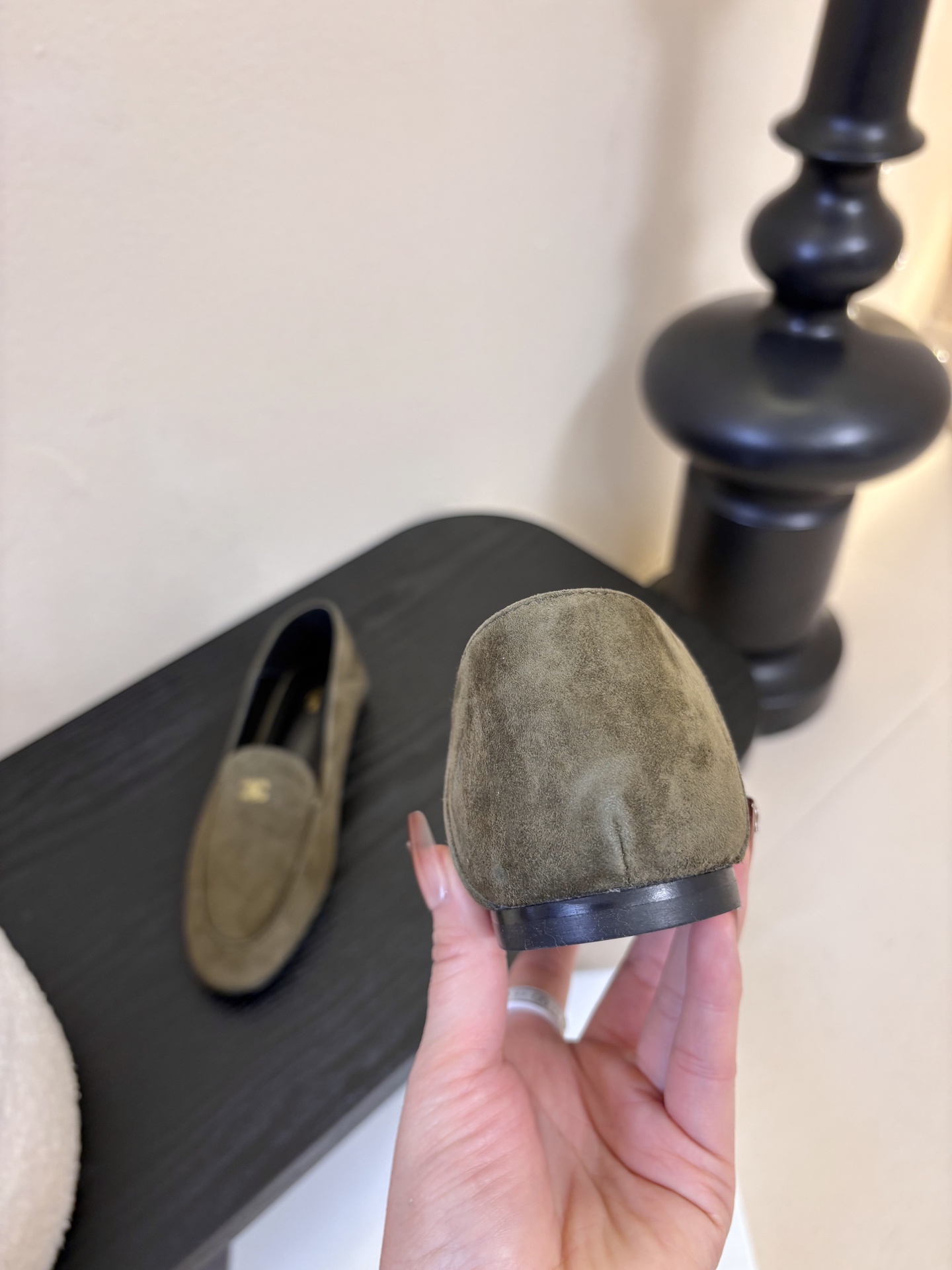 CELINE* 新款圆头乐福鞋 小皮鞋 老钱风 简约 舒适不压脚背～这款布洛克鞋线条简约设计经典，饰以C