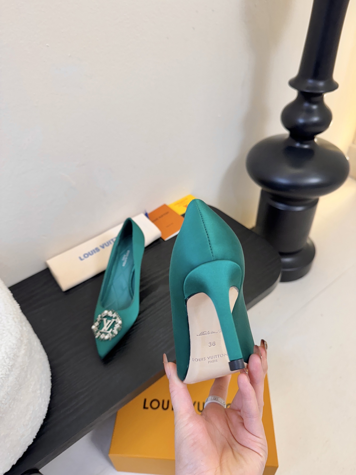 单鞋 LV驴牌26年新款 珍珠钻扣尖头高跟鞋缎面光泽➕满钻logo,被LV的绝美配色狠狠拿捏！美到跺脚，