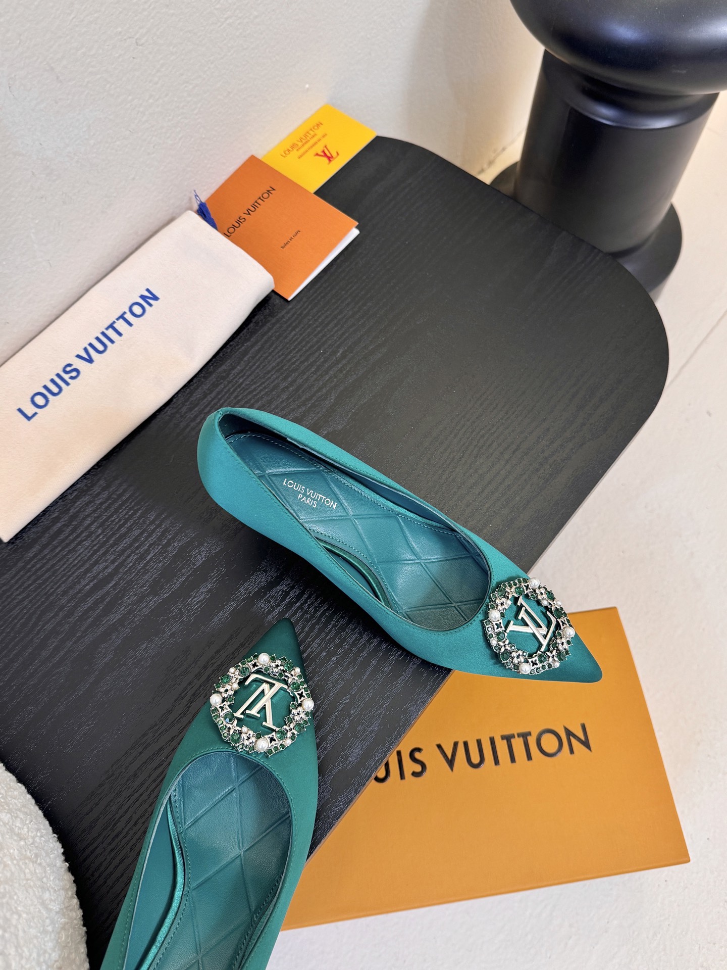 单鞋 LV驴牌26年新款 珍珠钻扣尖头高跟鞋缎面光泽➕满钻logo,被LV的绝美配色狠狠拿捏！美到跺脚，