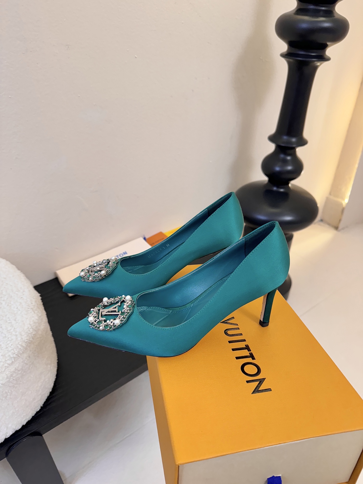 单鞋 LV驴牌26年新款 珍珠钻扣尖头高跟鞋缎面光泽➕满钻logo,被LV的绝美配色狠狠拿捏！美到跺脚，