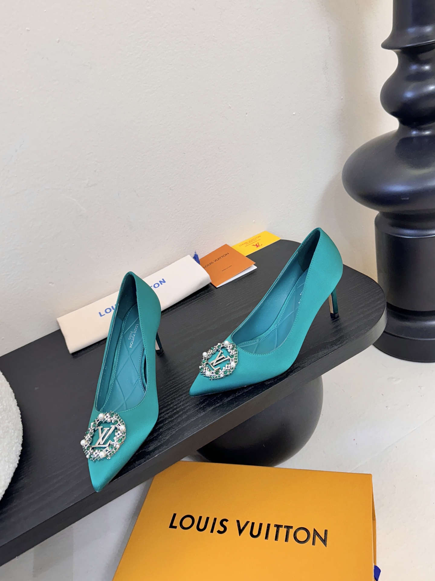 单鞋 LV驴牌26年新款 珍珠钻扣尖头高跟鞋缎面光泽➕满钻logo,被LV的绝美配色狠狠拿捏！美到跺脚，