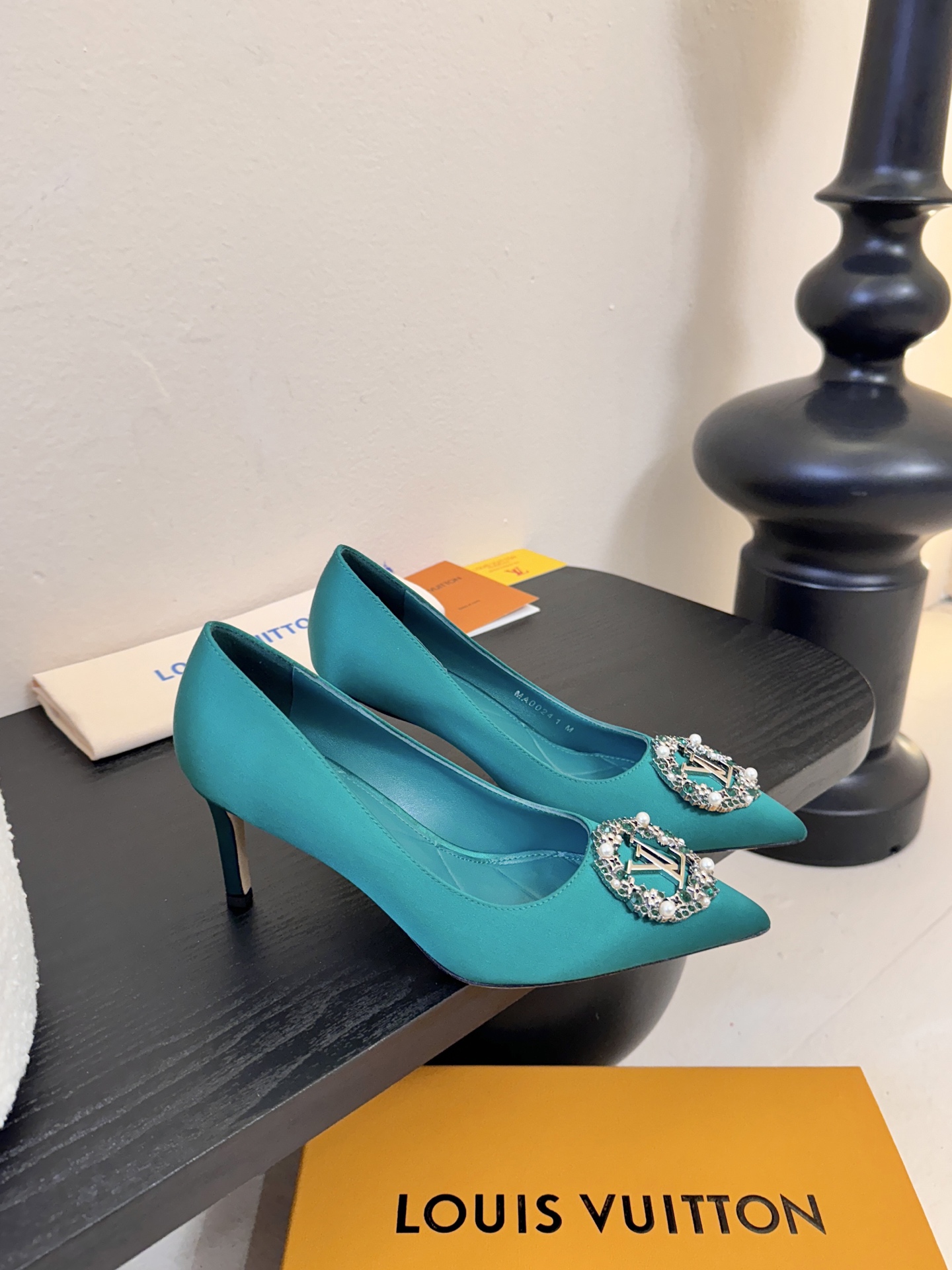 单鞋 LV驴牌26年新款 珍珠钻扣尖头高跟鞋缎面光泽➕满钻logo,被LV的绝美配色狠狠拿捏！美到跺脚，