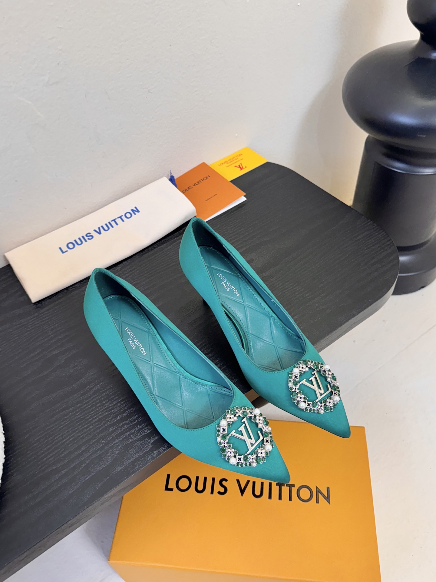 单鞋 LV驴牌26年新款 珍珠钻扣尖头高跟鞋缎面光泽➕满钻logo,被LV的绝美配色狠狠拿捏！美到跺脚，