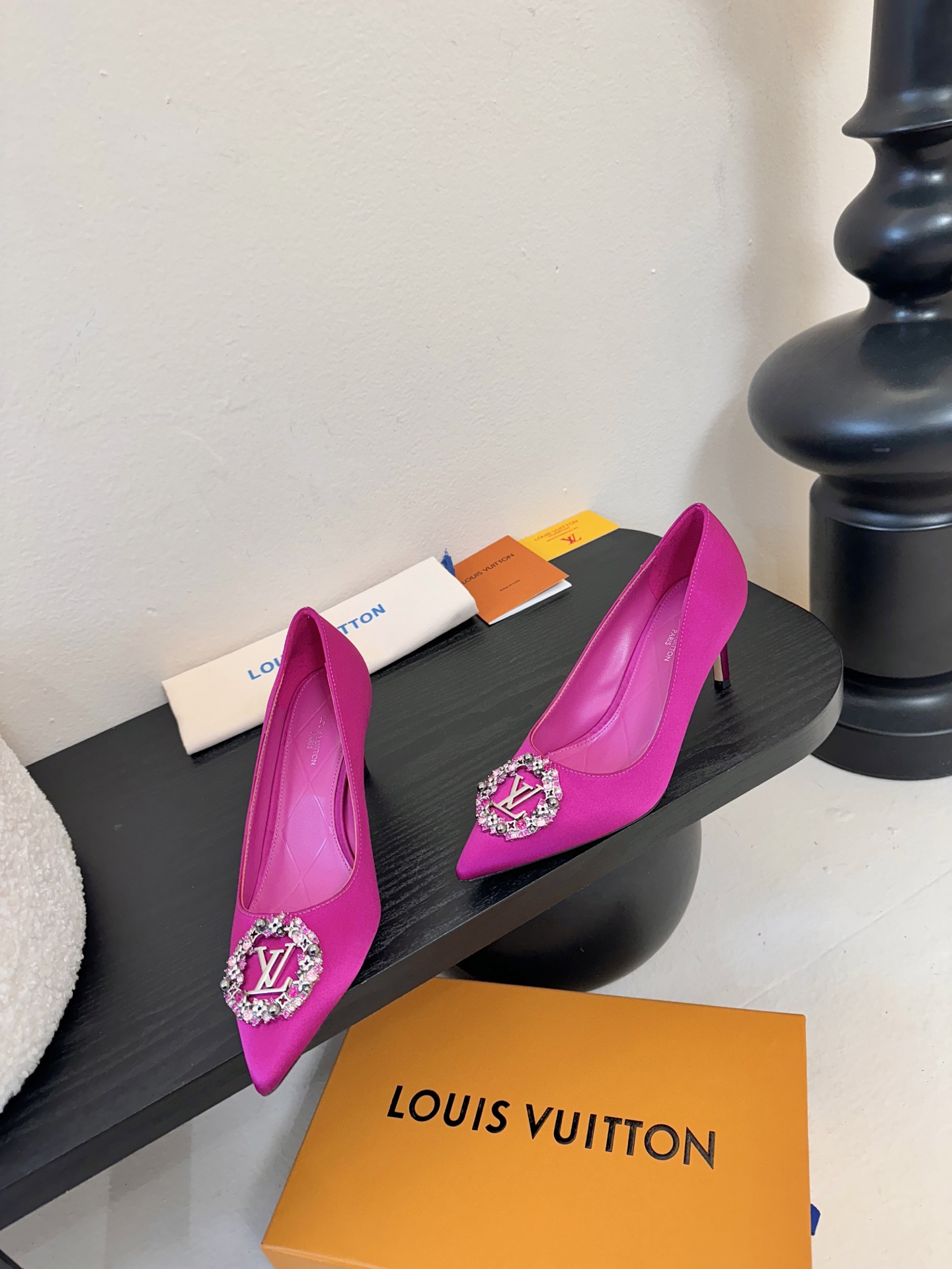 单鞋 LV驴牌26年新款 珍珠钻扣尖头高跟鞋缎面光泽➕满钻logo,被LV的绝美配色狠狠拿捏！美到跺脚，