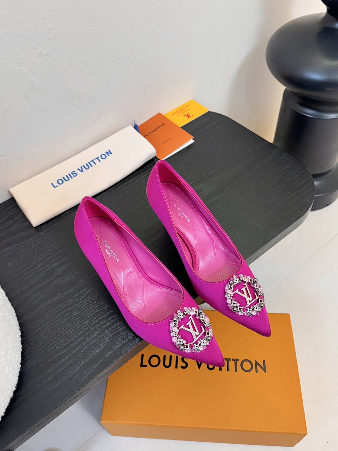 单鞋 LV驴牌26年新款 珍珠钻扣尖头高跟鞋缎面光泽➕满钻logo,被LV的绝美配色狠狠拿捏！美到跺脚，