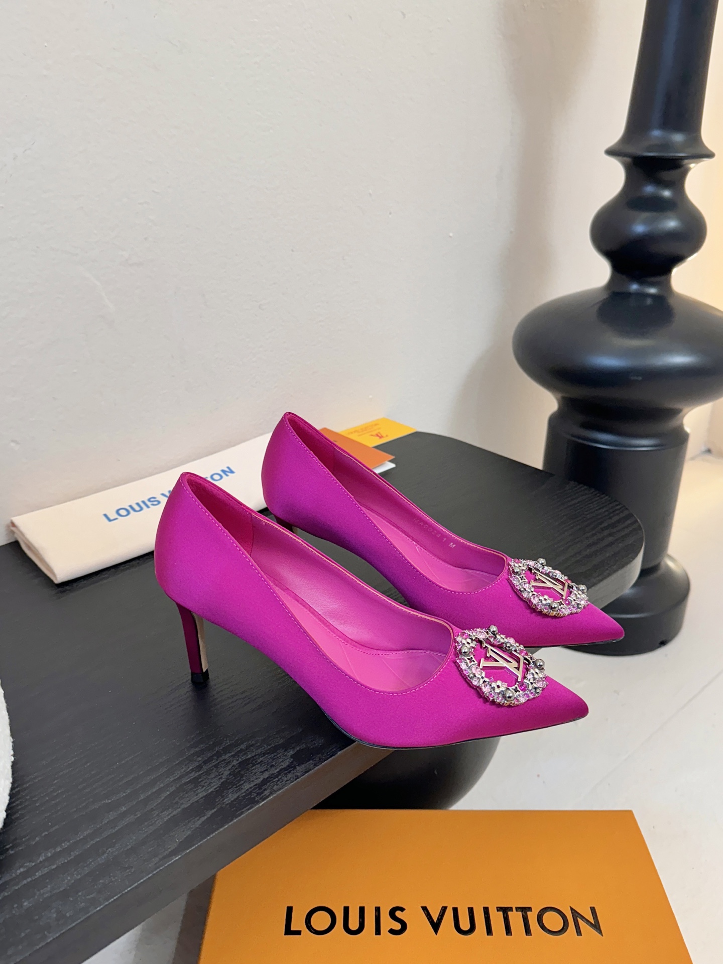 单鞋 LV驴牌26年新款 珍珠钻扣尖头高跟鞋缎面光泽➕满钻logo,被LV的绝美配色狠狠拿捏！美到跺脚，