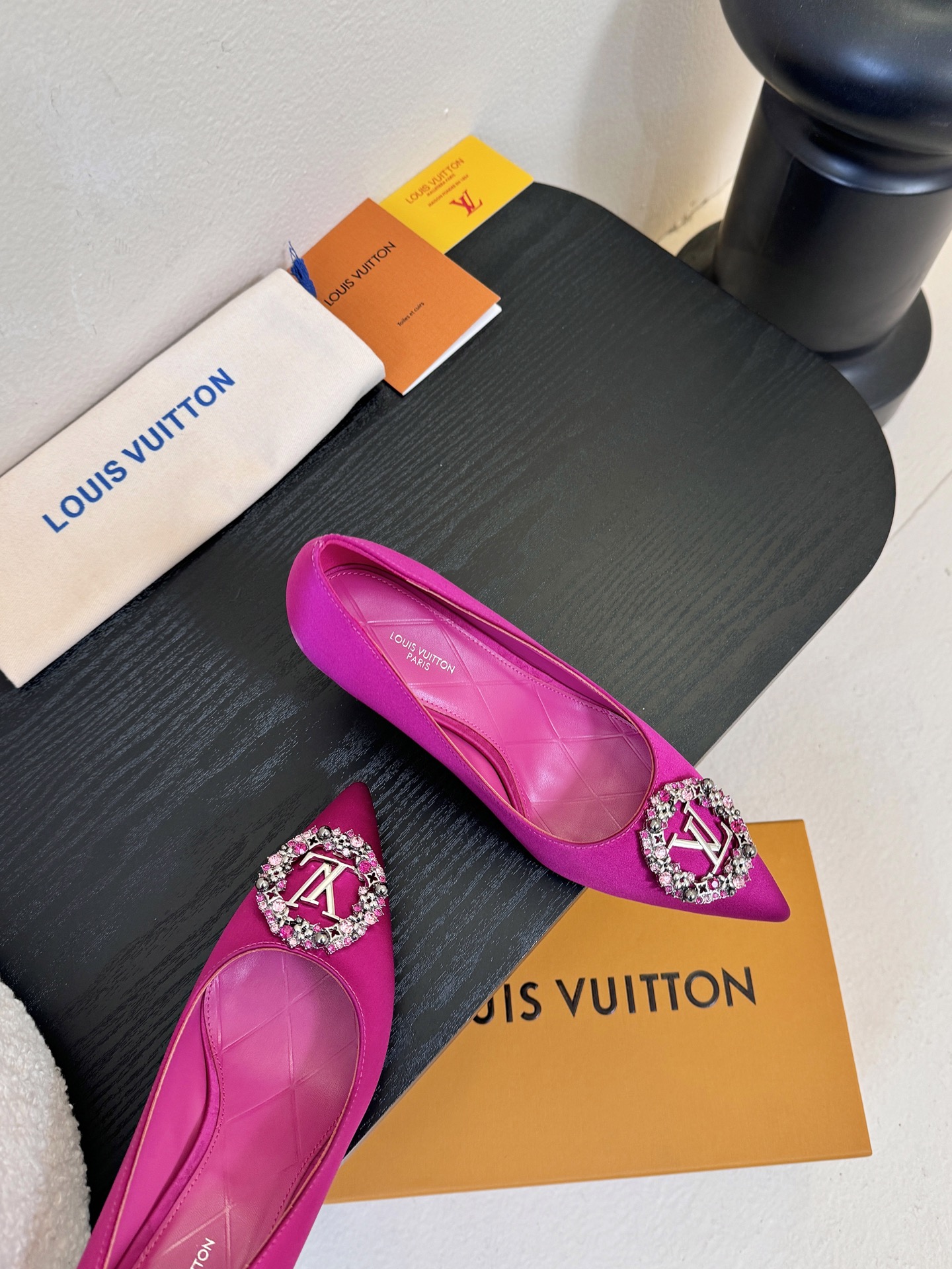 单鞋 LV驴牌26年新款 珍珠钻扣尖头高跟鞋缎面光泽➕满钻logo,被LV的绝美配色狠狠拿捏！美到跺脚，