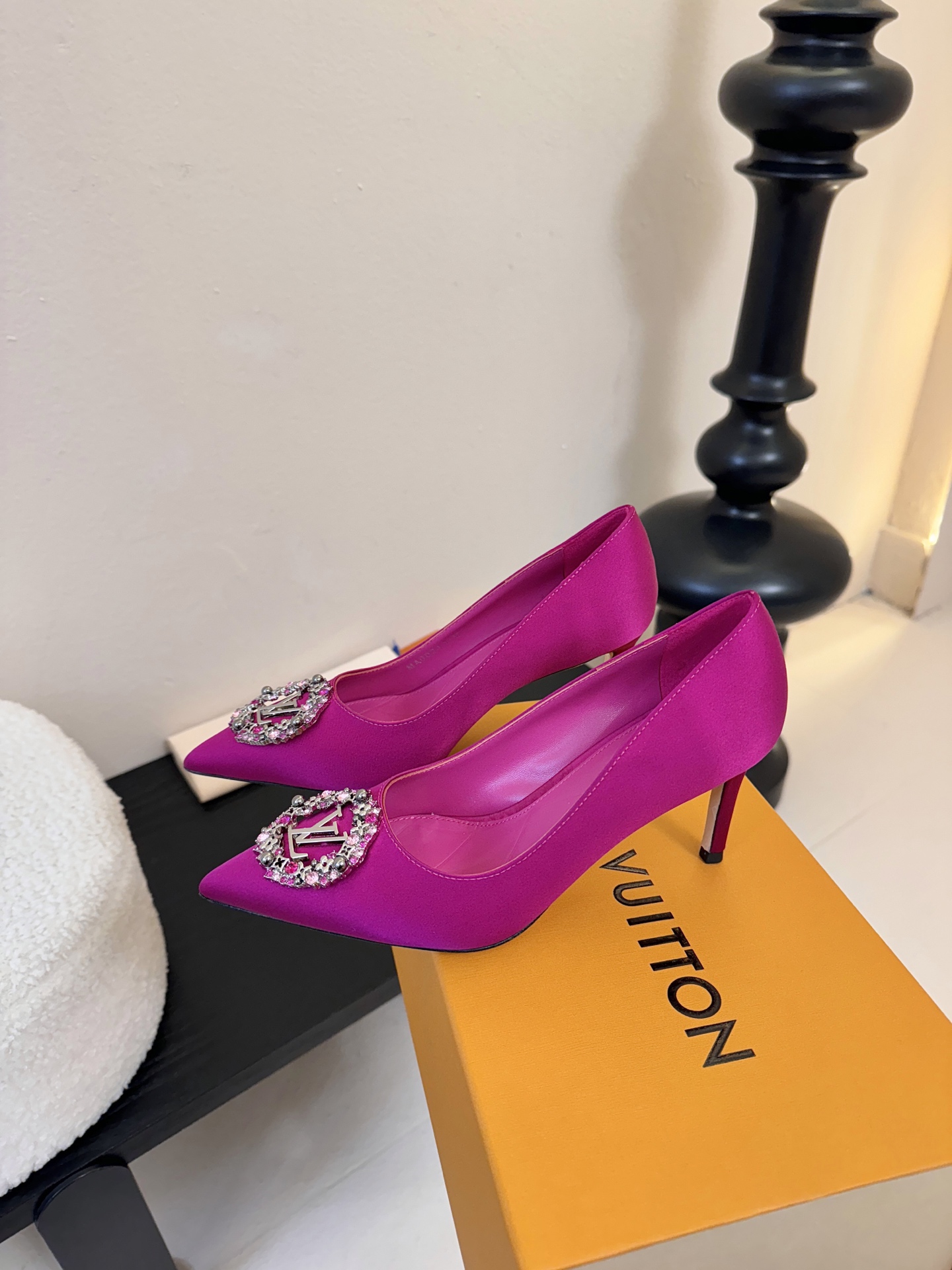 单鞋 LV驴牌26年新款 珍珠钻扣尖头高跟鞋缎面光泽➕满钻logo,被LV的绝美配色狠狠拿捏！美到跺脚，