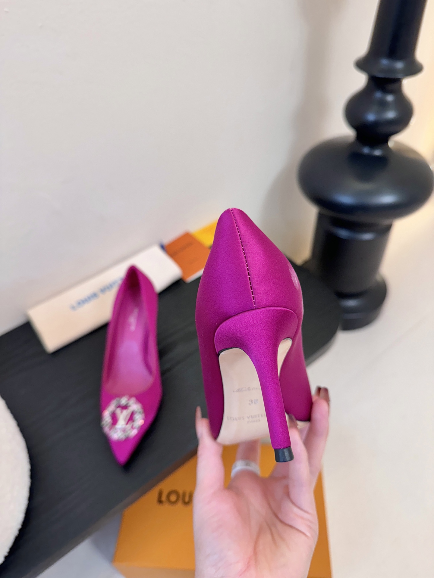 单鞋 LV驴牌26年新款 珍珠钻扣尖头高跟鞋缎面光泽➕满钻logo,被LV的绝美配色狠狠拿捏！美到跺脚，