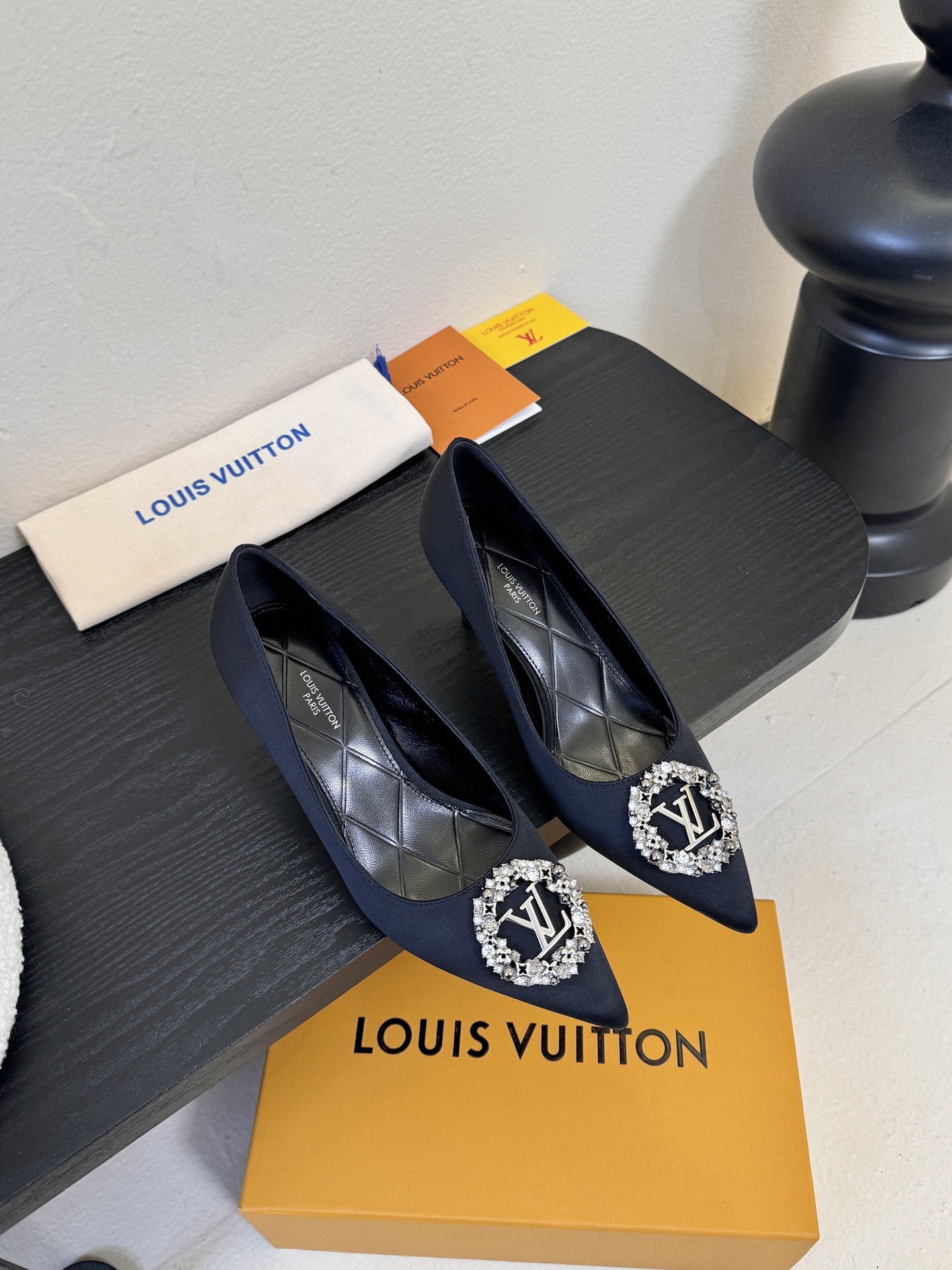 单鞋 LV驴牌26年新款 珍珠钻扣尖头高跟鞋缎面光泽➕满钻logo,被LV的绝美配色狠狠拿捏！美到跺脚，