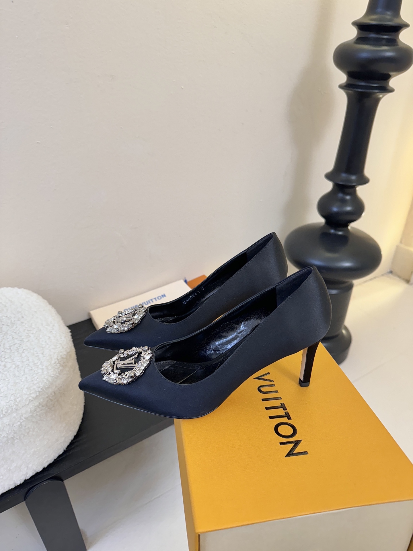 单鞋 LV驴牌26年新款 珍珠钻扣尖头高跟鞋缎面光泽➕满钻logo,被LV的绝美配色狠狠拿捏！美到跺脚，