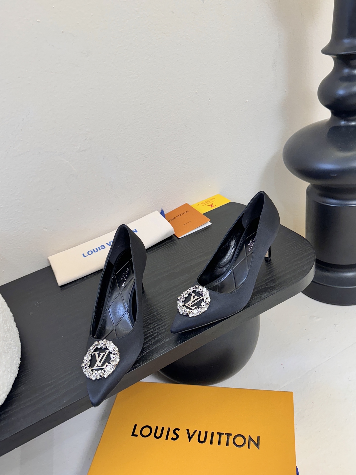 单鞋 LV驴牌26年新款 珍珠钻扣尖头高跟鞋缎面光泽➕满钻logo,被LV的绝美配色狠狠拿捏！美到跺脚，