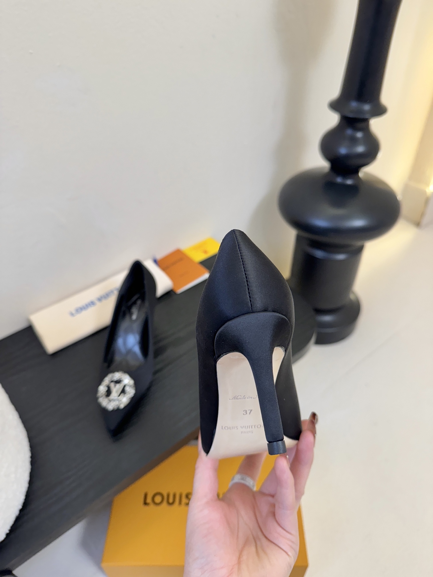 单鞋 LV驴牌26年新款 珍珠钻扣尖头高跟鞋缎面光泽➕满钻logo,被LV的绝美配色狠狠拿捏！美到跺脚，