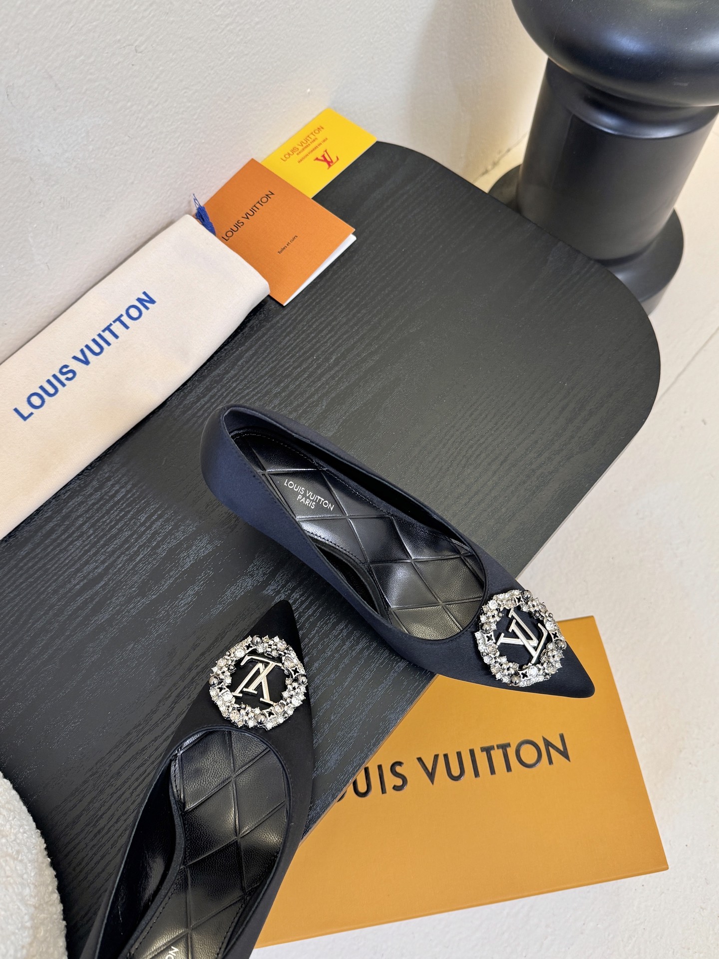 单鞋 LV驴牌26年新款 珍珠钻扣尖头高跟鞋缎面光泽➕满钻logo,被LV的绝美配色狠狠拿捏！美到跺脚，