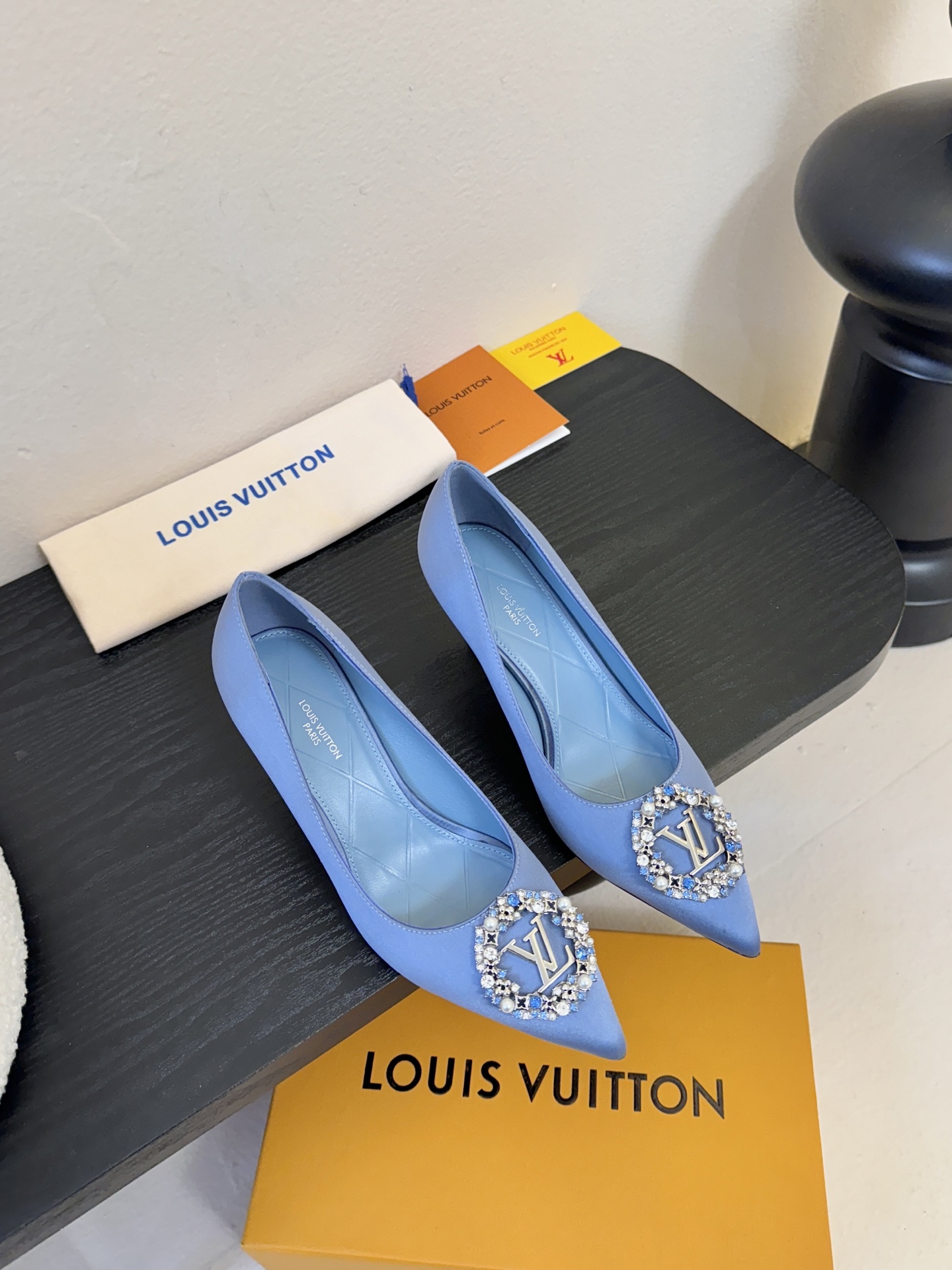 单鞋 LV驴牌26年新款 珍珠钻扣尖头高跟鞋缎面光泽➕满钻logo,被LV的绝美配色狠狠拿捏！美到跺脚，