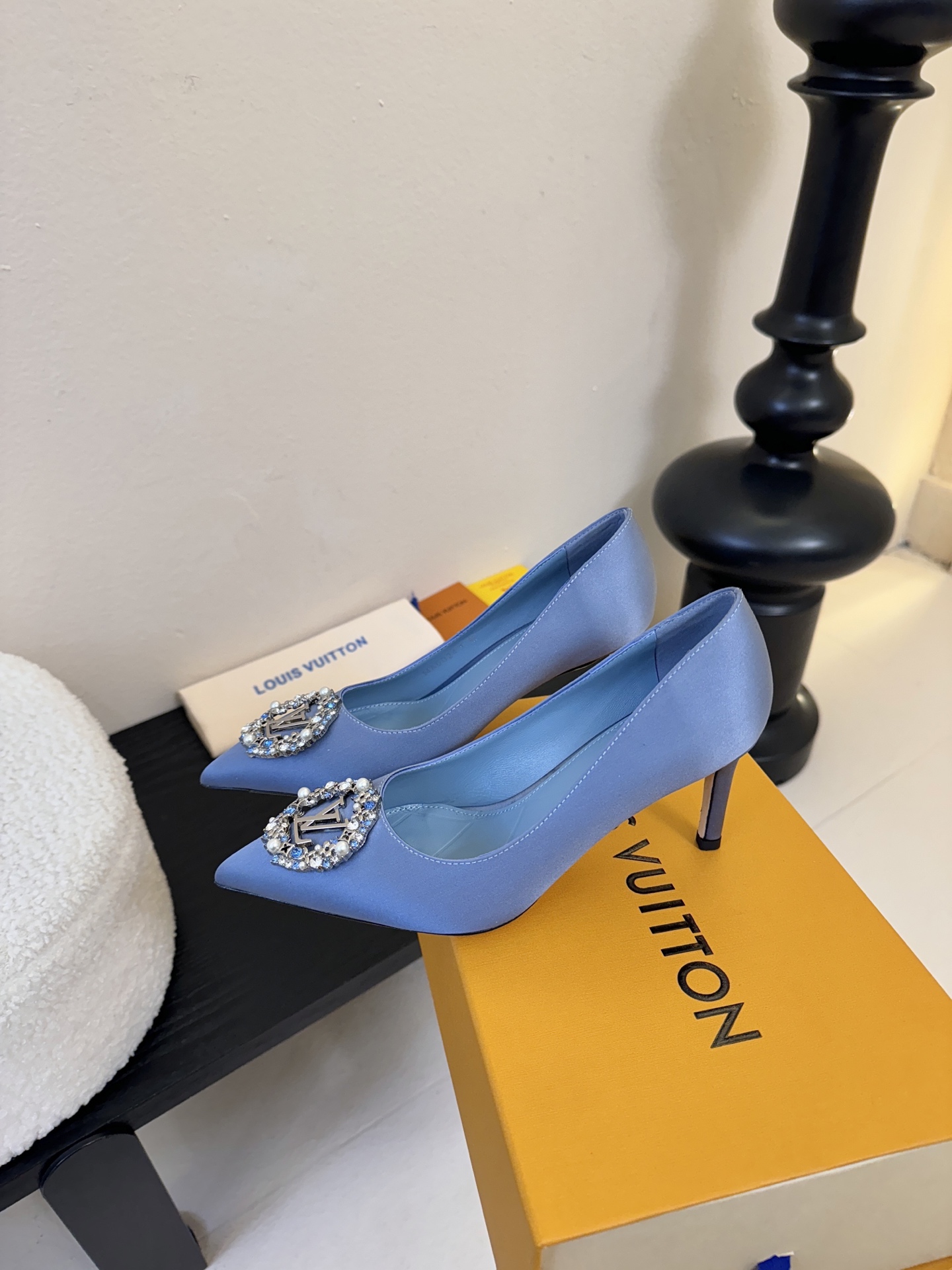单鞋 LV驴牌26年新款 珍珠钻扣尖头高跟鞋缎面光泽➕满钻logo,被LV的绝美配色狠狠拿捏！美到跺脚，