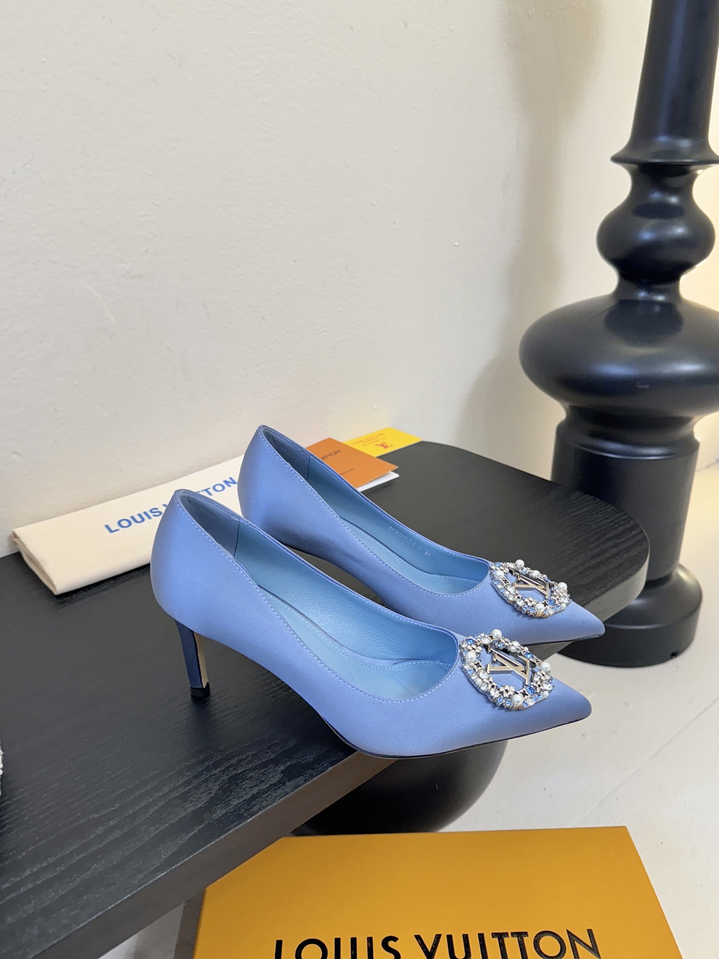 单鞋 LV驴牌26年新款 珍珠钻扣尖头高跟鞋缎面光泽➕满钻logo,被LV的绝美配色狠狠拿捏！美到跺脚，