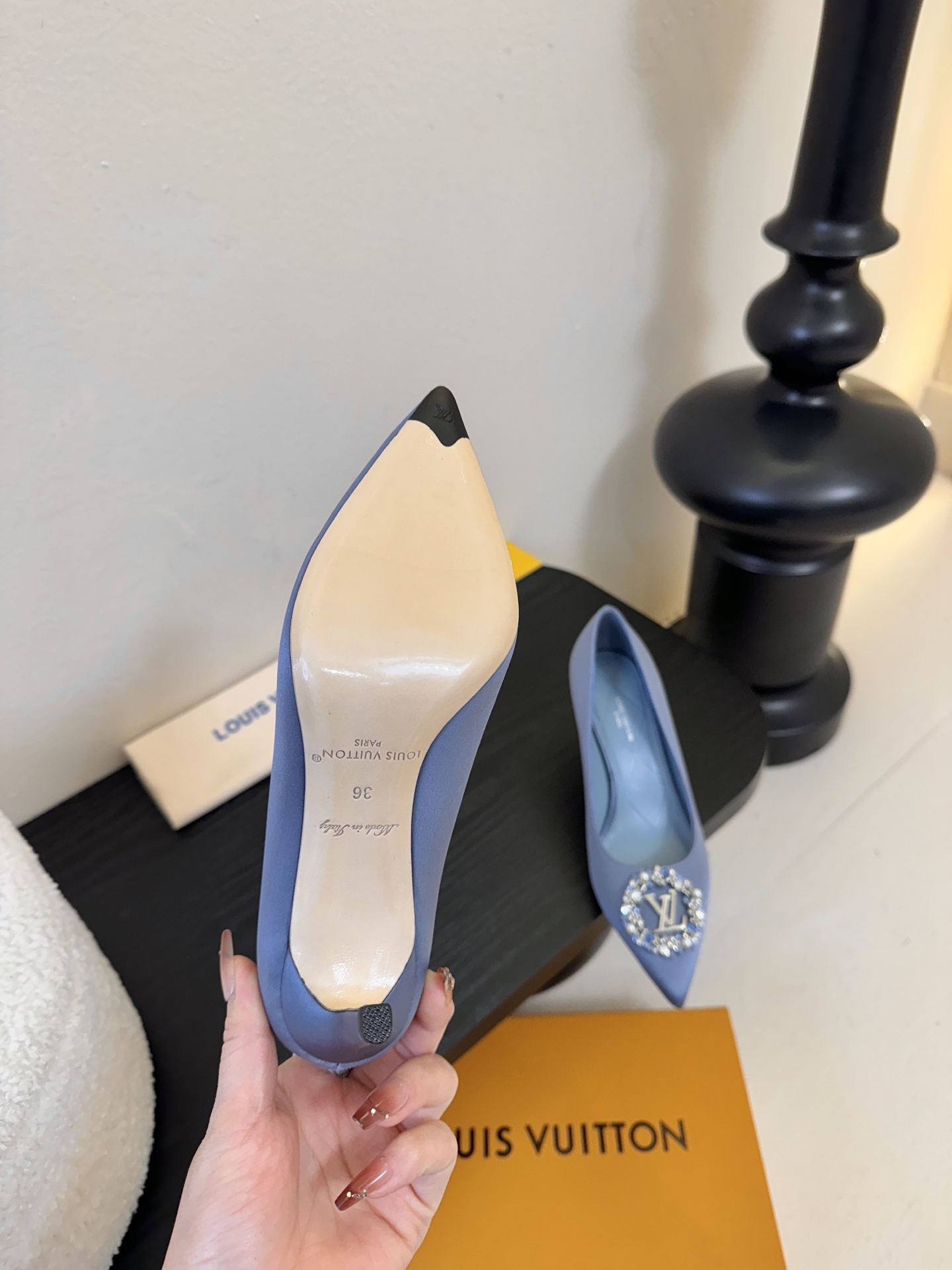 单鞋 LV驴牌26年新款 珍珠钻扣尖头高跟鞋缎面光泽➕满钻logo,被LV的绝美配色狠狠拿捏！美到跺脚，
