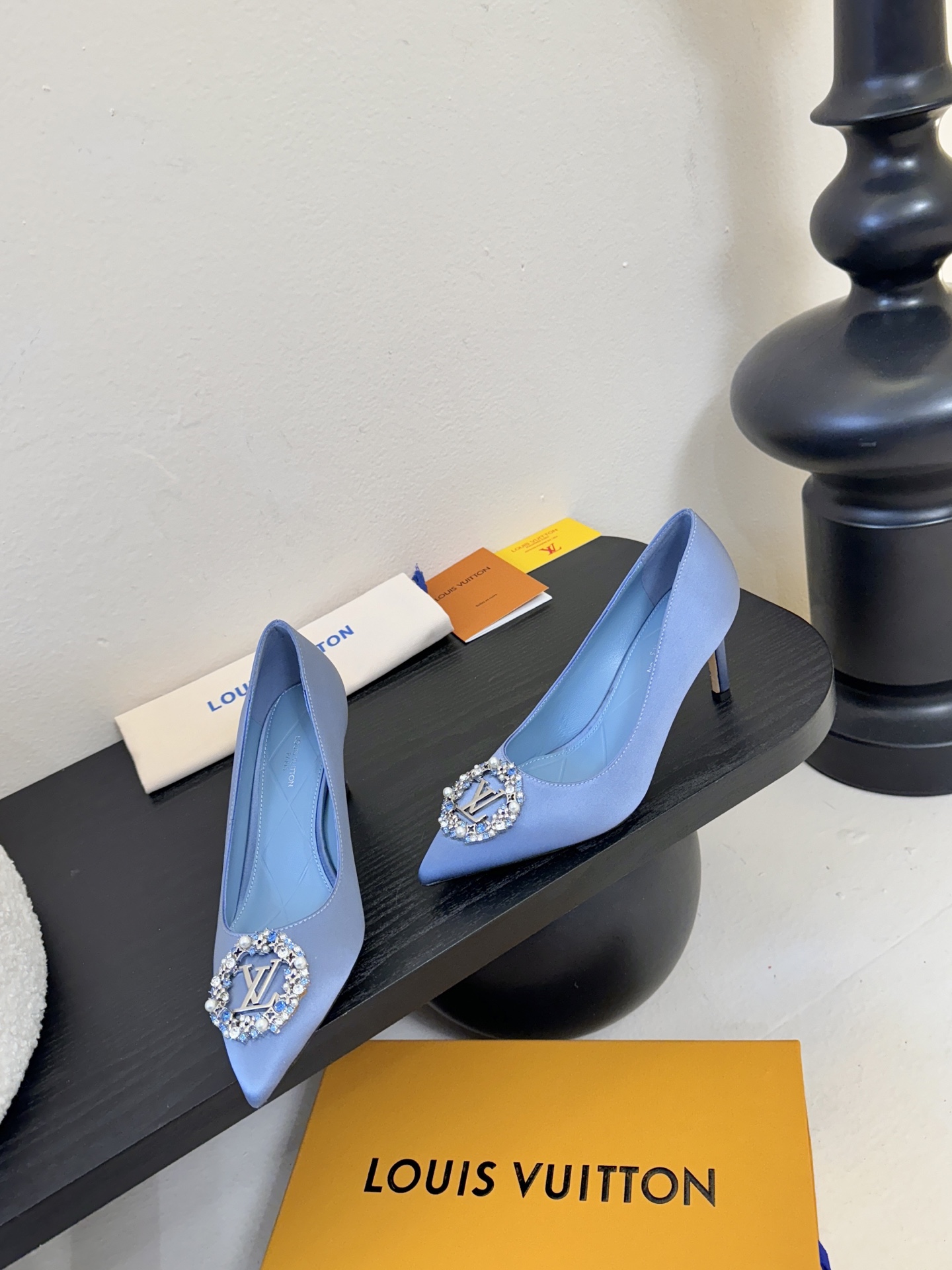 单鞋 LV驴牌26年新款 珍珠钻扣尖头高跟鞋缎面光泽➕满钻logo,被LV的绝美配色狠狠拿捏！美到跺脚，