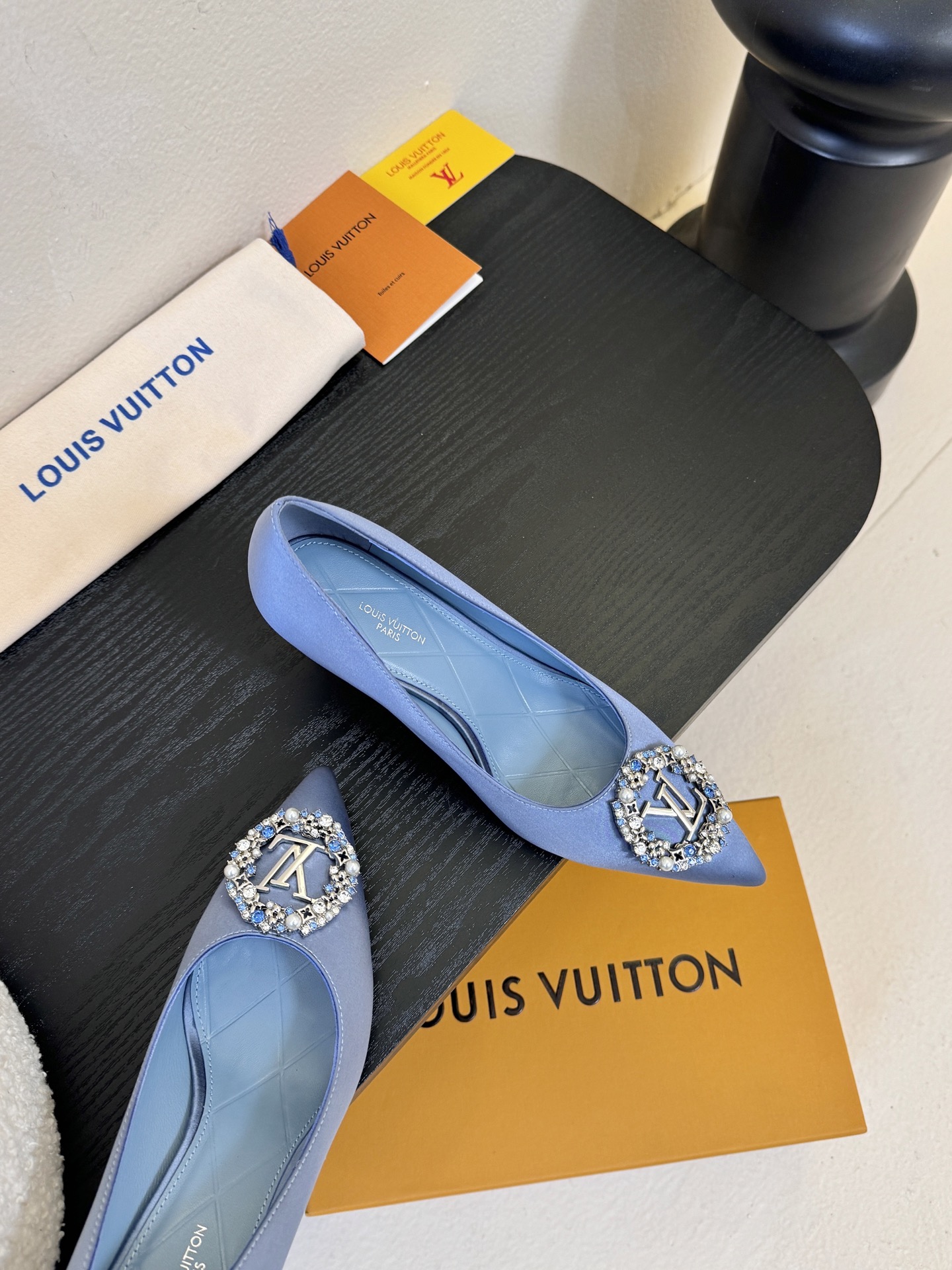 单鞋 LV驴牌26年新款 珍珠钻扣尖头高跟鞋缎面光泽➕满钻logo,被LV的绝美配色狠狠拿捏！美到跺脚，