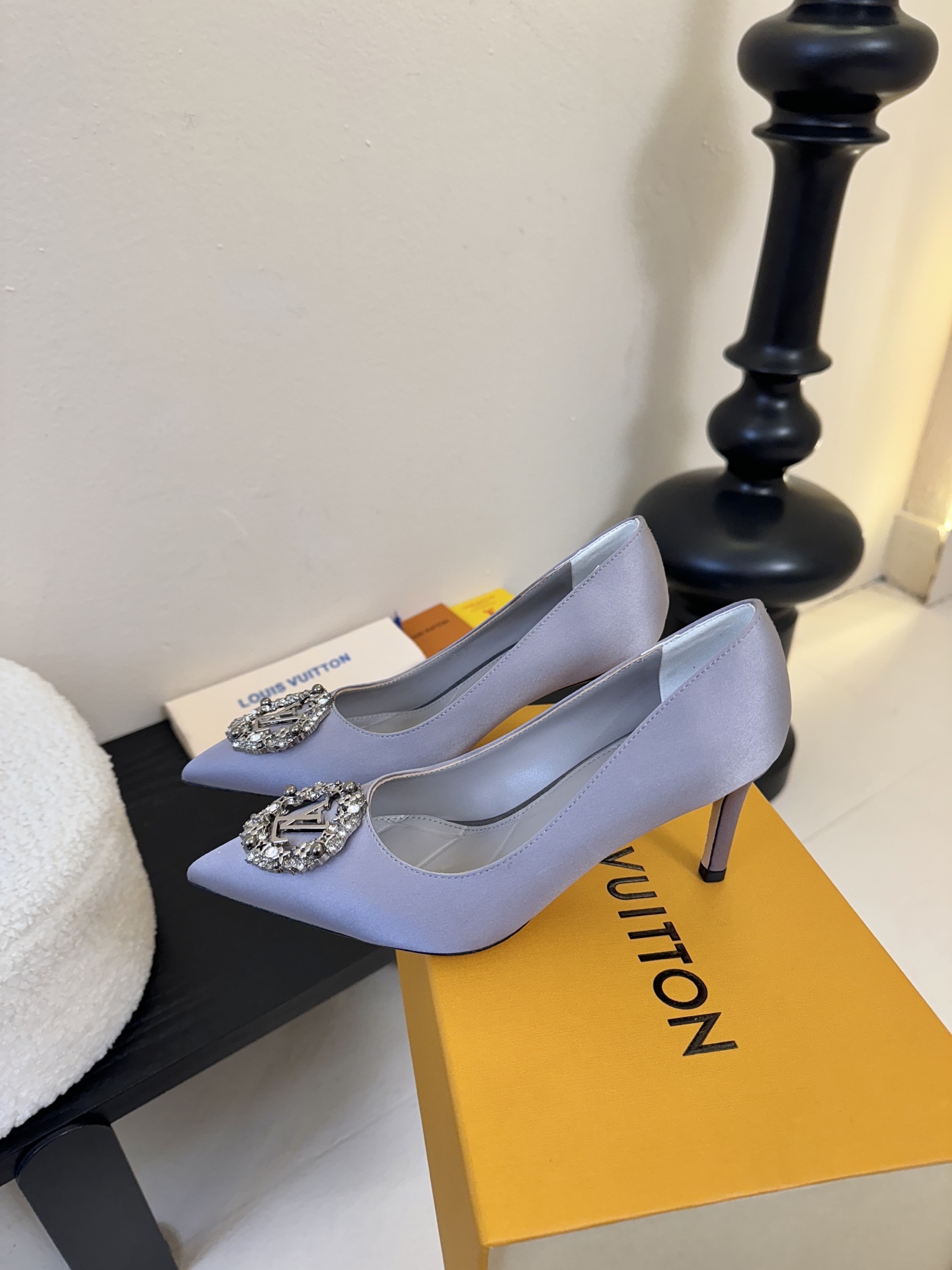单鞋 LV驴牌26年新款 珍珠钻扣尖头高跟鞋缎面光泽➕满钻logo,被LV的绝美配色狠狠拿捏！美到跺脚，