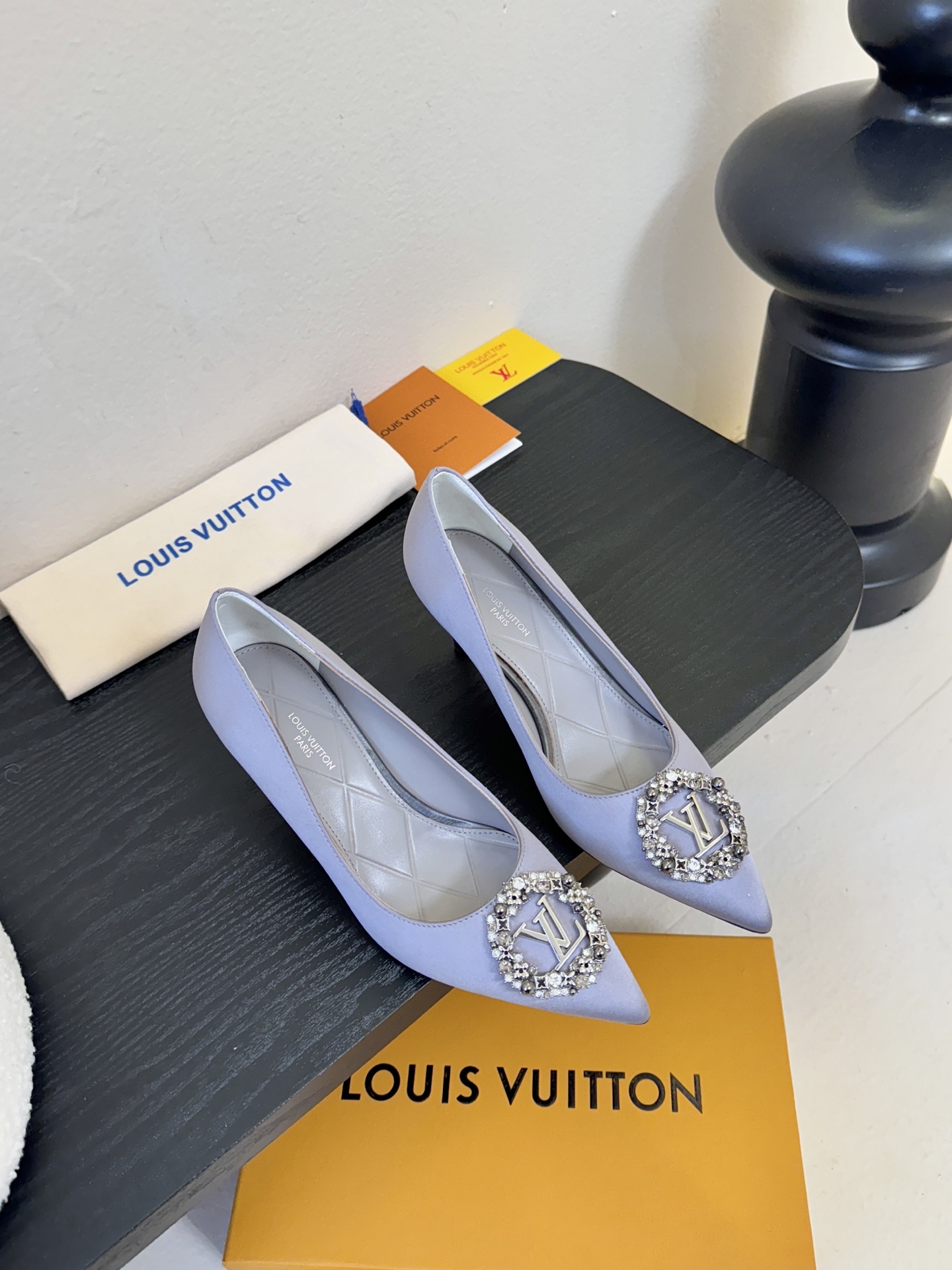 单鞋 LV驴牌26年新款 珍珠钻扣尖头高跟鞋缎面光泽➕满钻logo,被LV的绝美配色狠狠拿捏！美到跺脚，