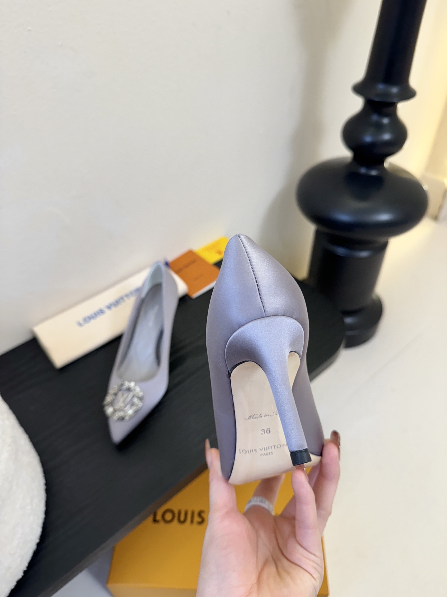 单鞋 LV驴牌26年新款 珍珠钻扣尖头高跟鞋缎面光泽➕满钻logo,被LV的绝美配色狠狠拿捏！美到跺脚，