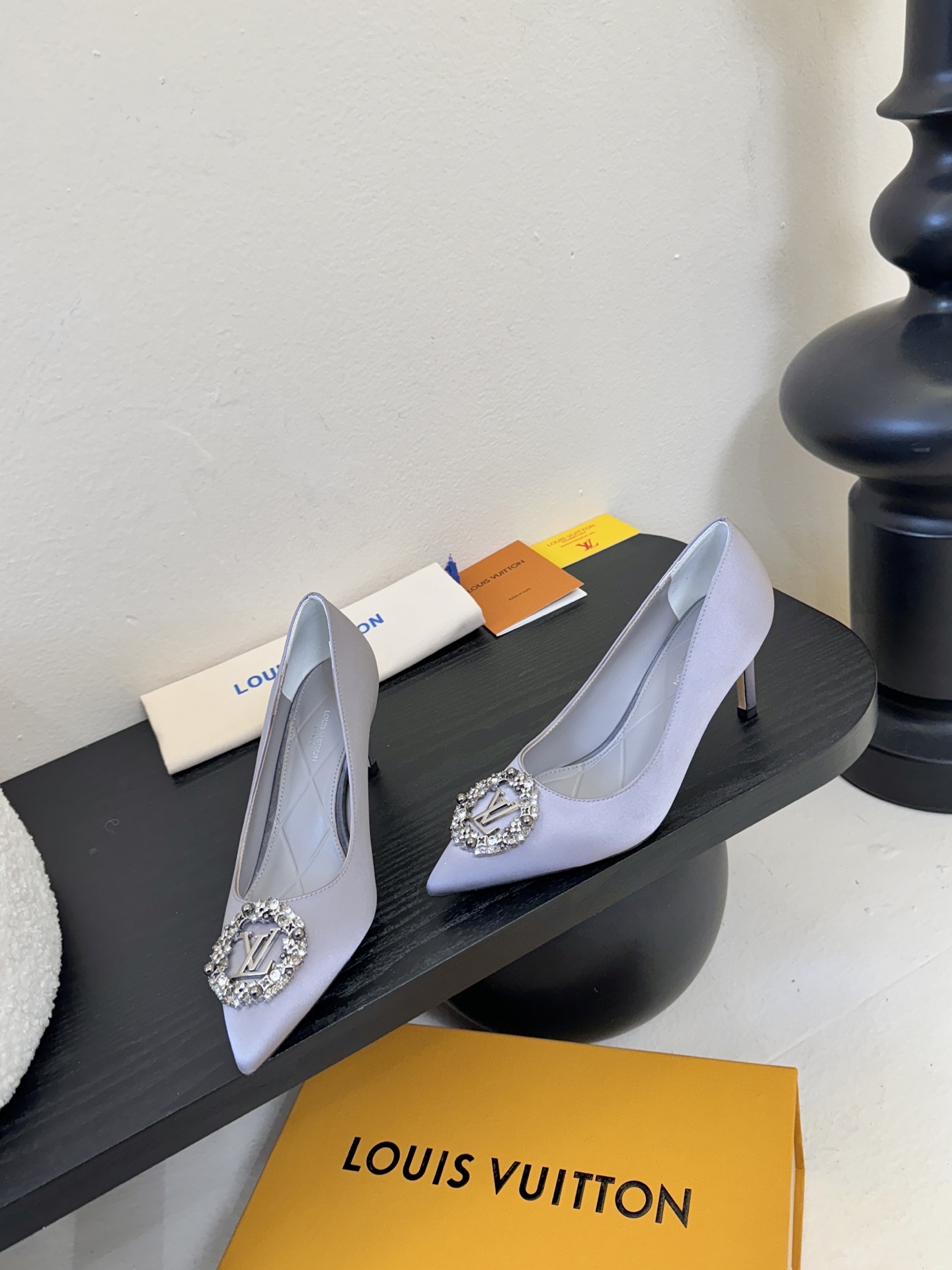 单鞋 LV驴牌26年新款 珍珠钻扣尖头高跟鞋缎面光泽➕满钻logo,被LV的绝美配色狠狠拿捏！美到跺脚，