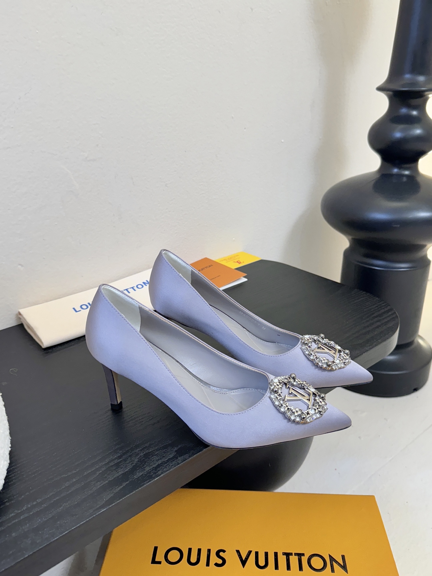 单鞋 LV驴牌26年新款 珍珠钻扣尖头高跟鞋缎面光泽➕满钻logo,被LV的绝美配色狠狠拿捏！美到跺脚，