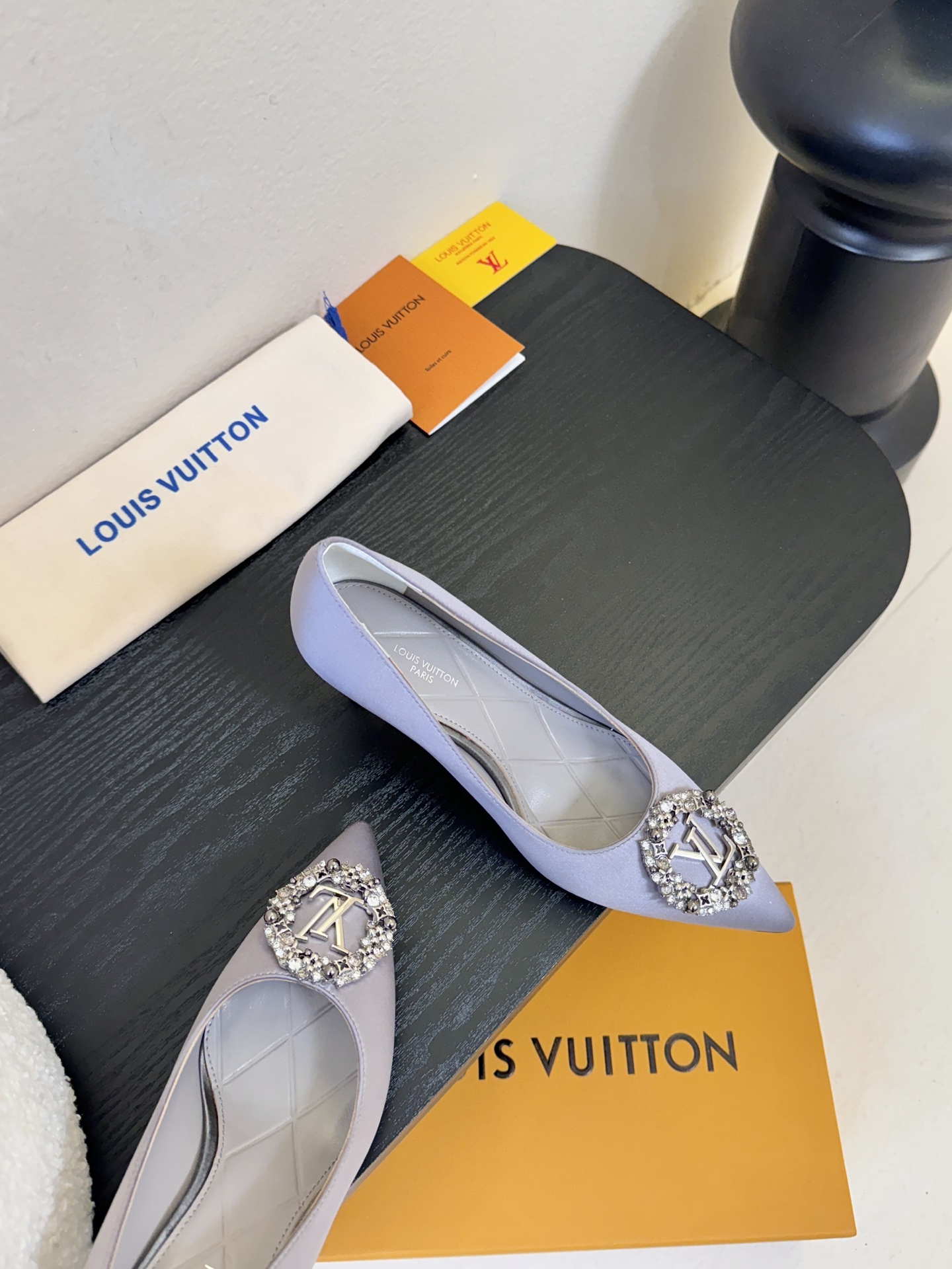 单鞋 LV驴牌26年新款 珍珠钻扣尖头高跟鞋缎面光泽➕满钻logo,被LV的绝美配色狠狠拿捏！美到跺脚，