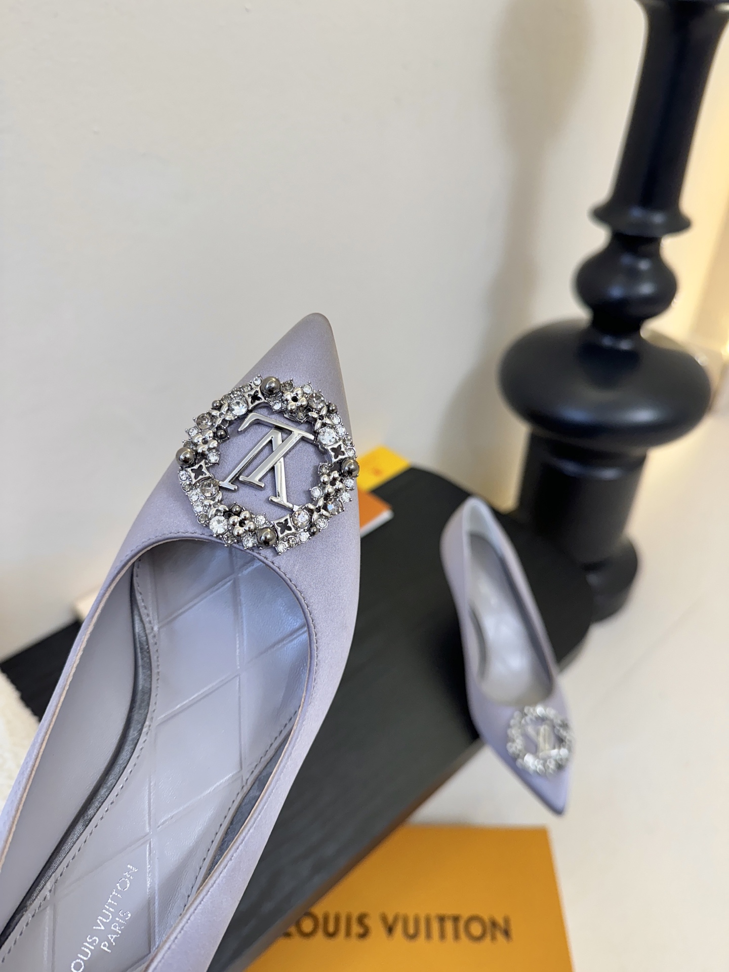 单鞋 LV驴牌26年新款 珍珠钻扣尖头高跟鞋缎面光泽➕满钻logo,被LV的绝美配色狠狠拿捏！美到跺脚，
