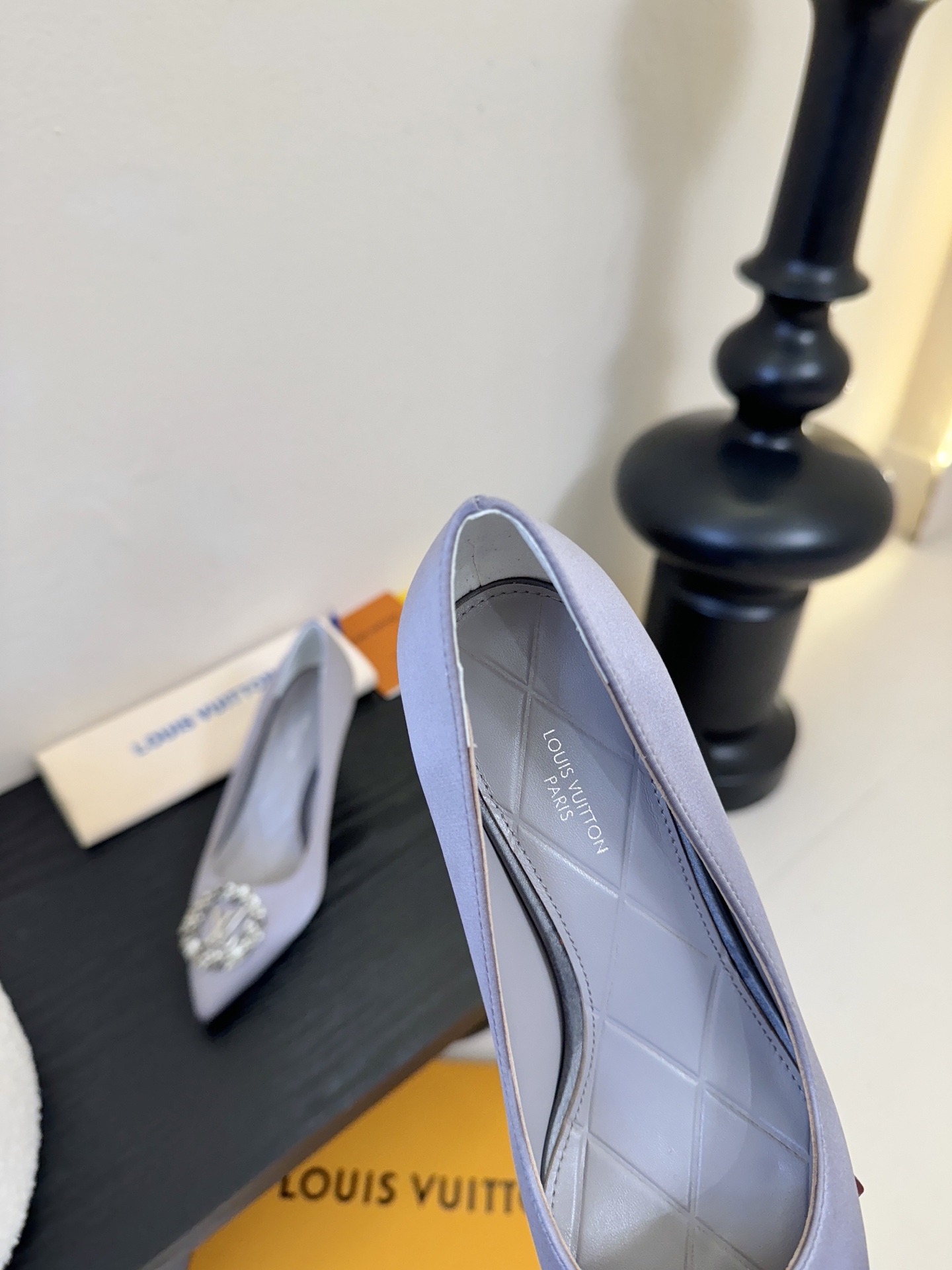 单鞋 LV驴牌26年新款 珍珠钻扣尖头高跟鞋缎面光泽➕满钻logo,被LV的绝美配色狠狠拿捏！美到跺脚，