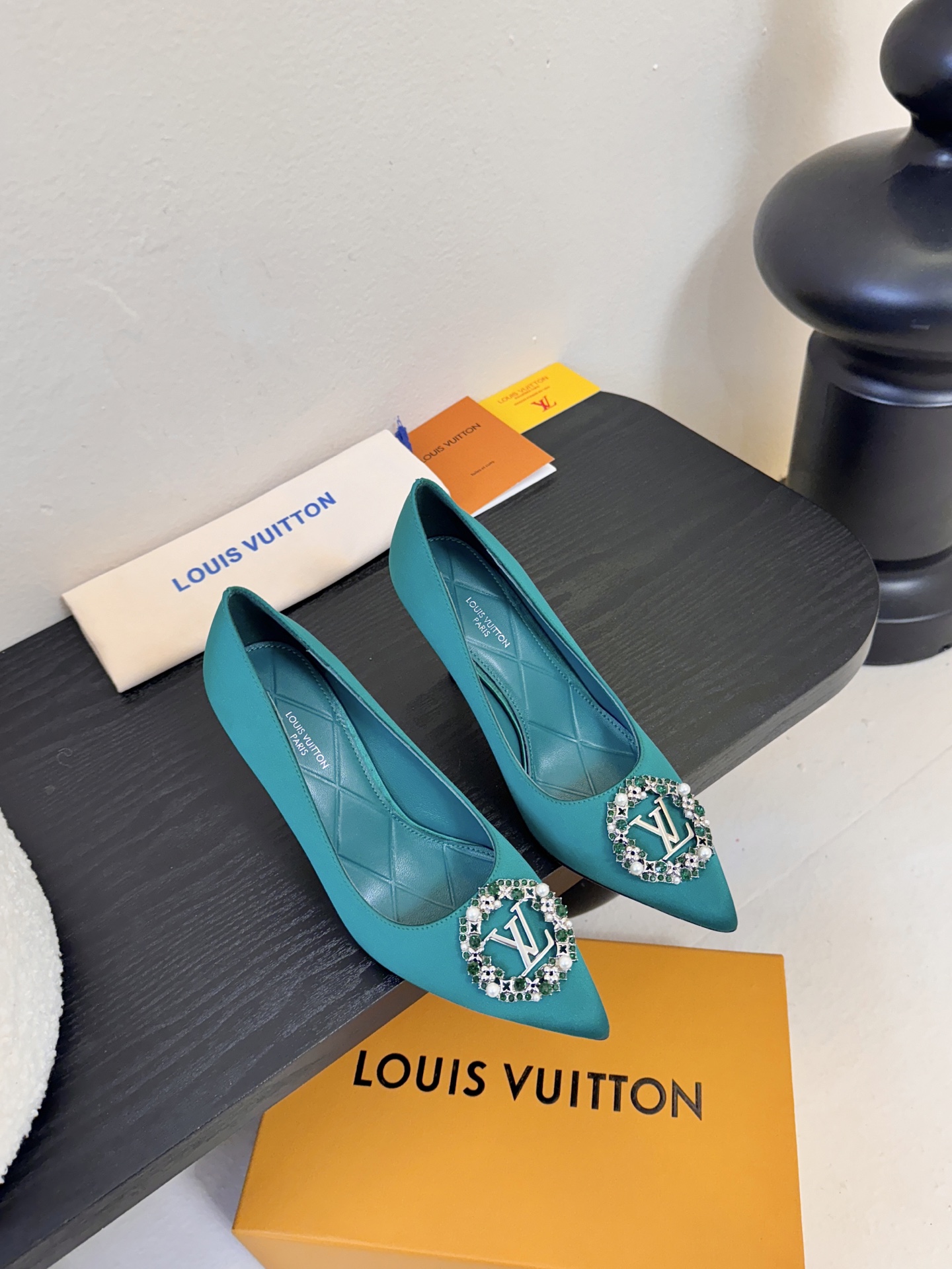 单鞋 LV驴牌26年新款 珍珠钻扣尖头高跟鞋缎面光泽➕满钻logo,被LV的绝美配色狠狠拿捏！美到跺脚，