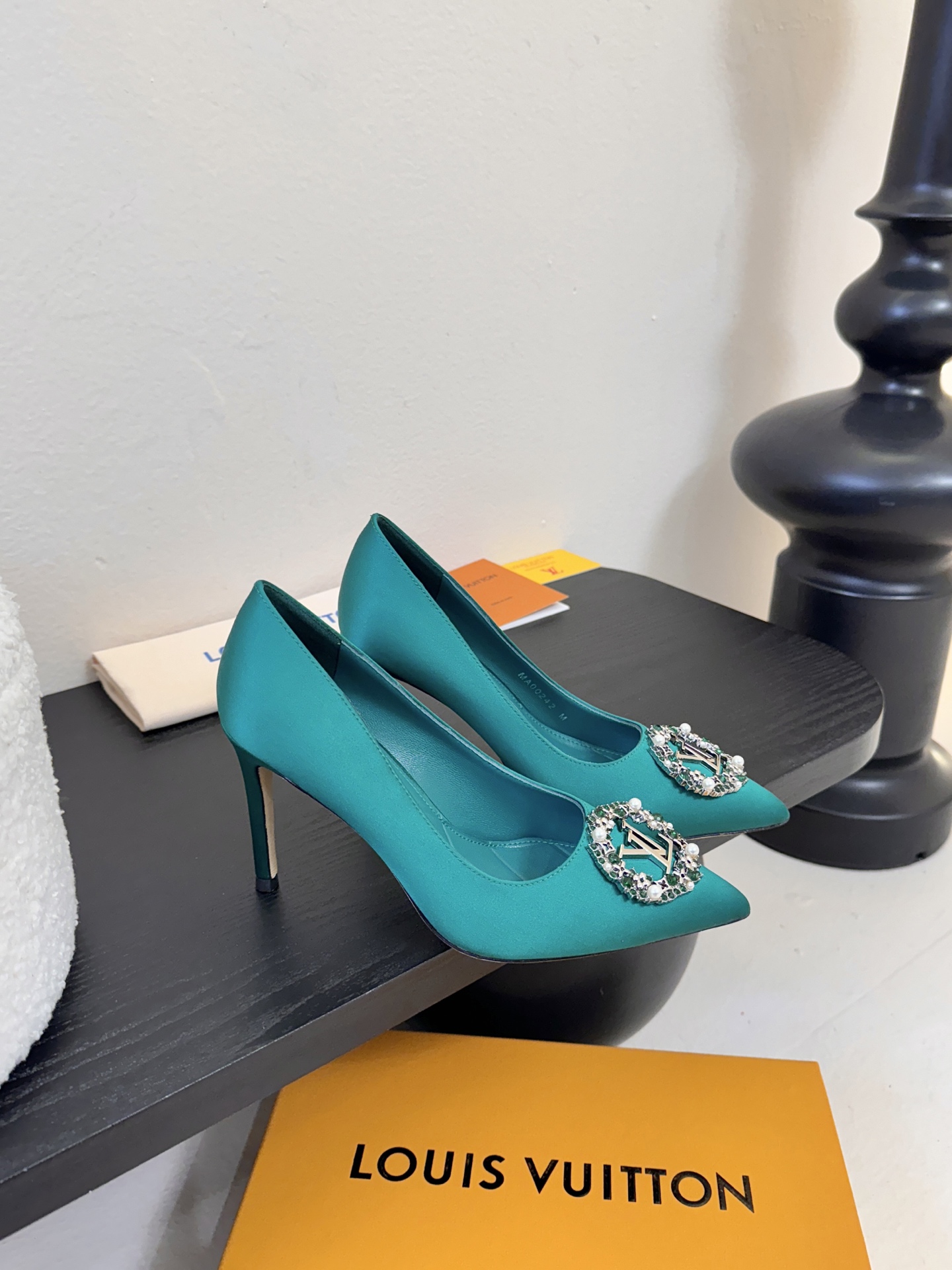 单鞋 LV驴牌26年新款 珍珠钻扣尖头高跟鞋缎面光泽➕满钻logo,被LV的绝美配色狠狠拿捏！美到跺脚，