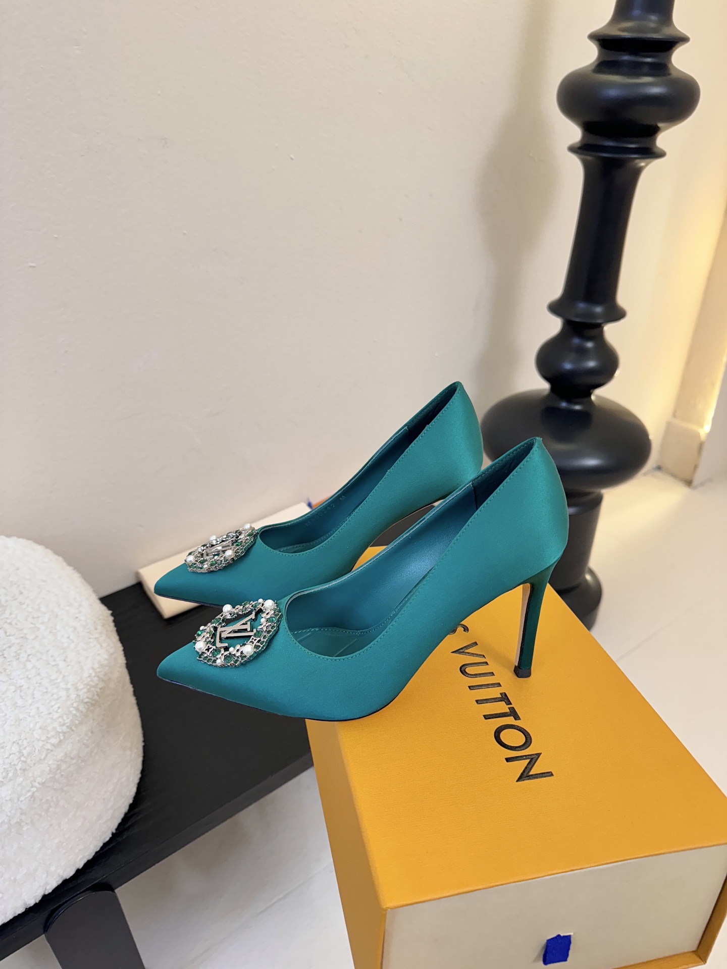 单鞋 LV驴牌26年新款 珍珠钻扣尖头高跟鞋缎面光泽➕满钻logo,被LV的绝美配色狠狠拿捏！美到跺脚，
