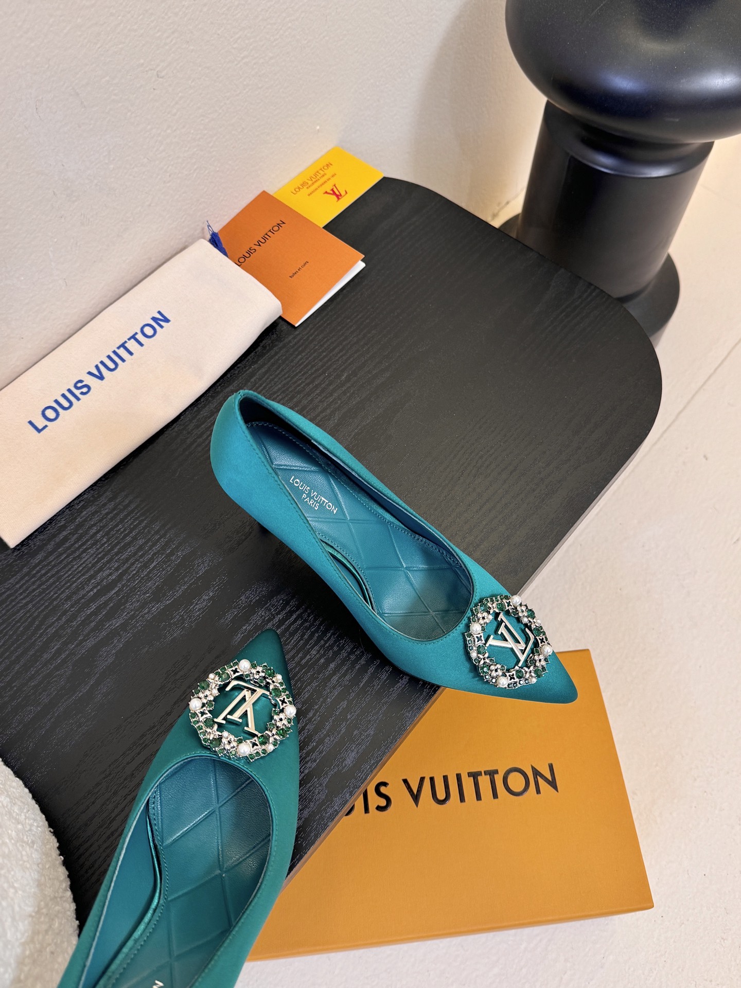 单鞋 LV驴牌26年新款 珍珠钻扣尖头高跟鞋缎面光泽➕满钻logo,被LV的绝美配色狠狠拿捏！美到跺脚，