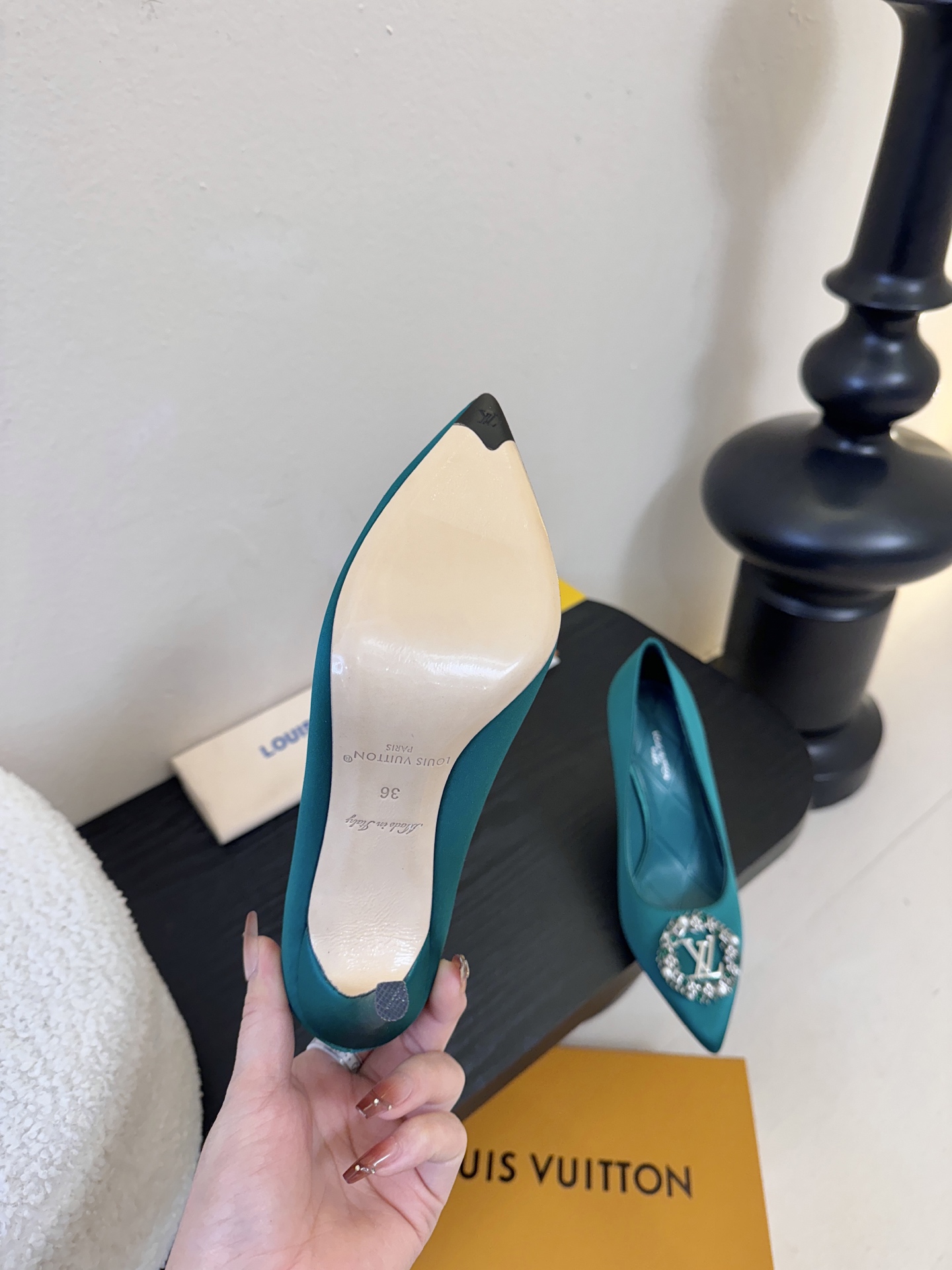 单鞋 LV驴牌26年新款 珍珠钻扣尖头高跟鞋缎面光泽➕满钻logo,被LV的绝美配色狠狠拿捏！美到跺脚，