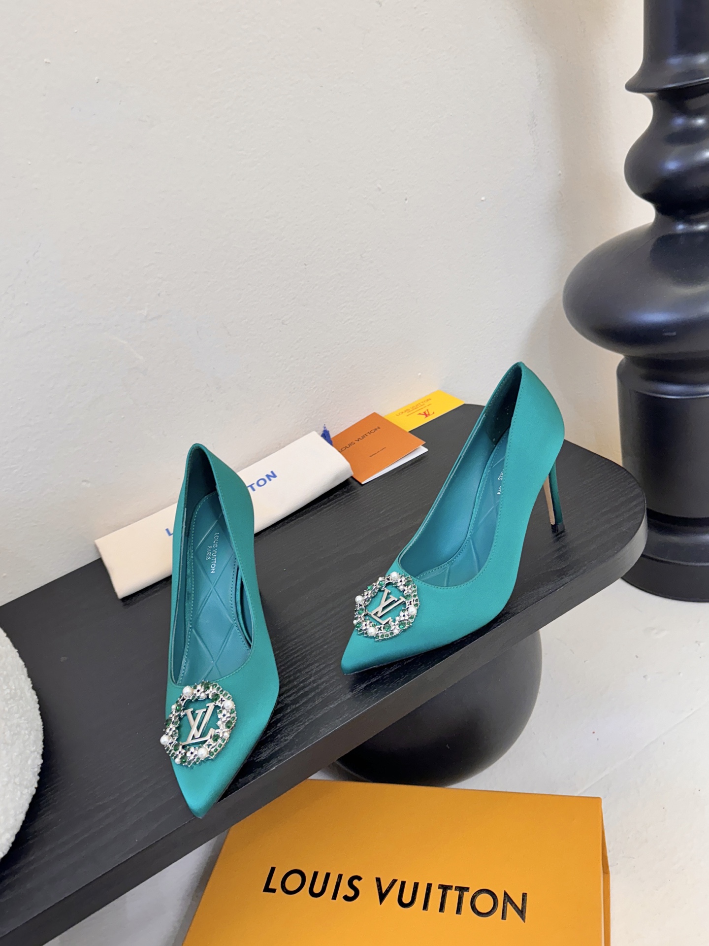 单鞋 LV驴牌26年新款 珍珠钻扣尖头高跟鞋缎面光泽➕满钻logo,被LV的绝美配色狠狠拿捏！美到跺脚，