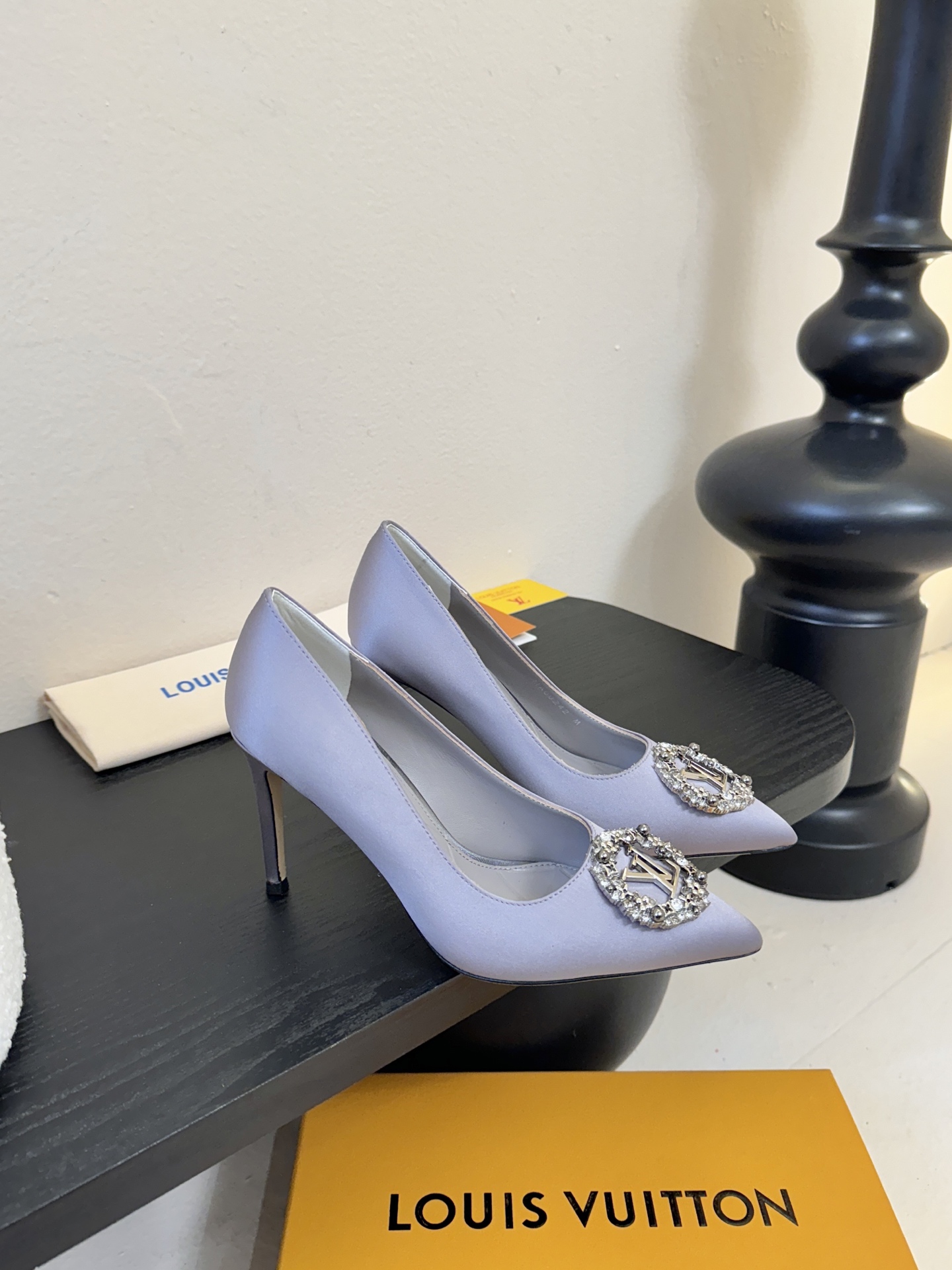 单鞋 LV驴牌26年新款 珍珠钻扣尖头高跟鞋缎面光泽➕满钻logo,被LV的绝美配色狠狠拿捏！美到跺脚，