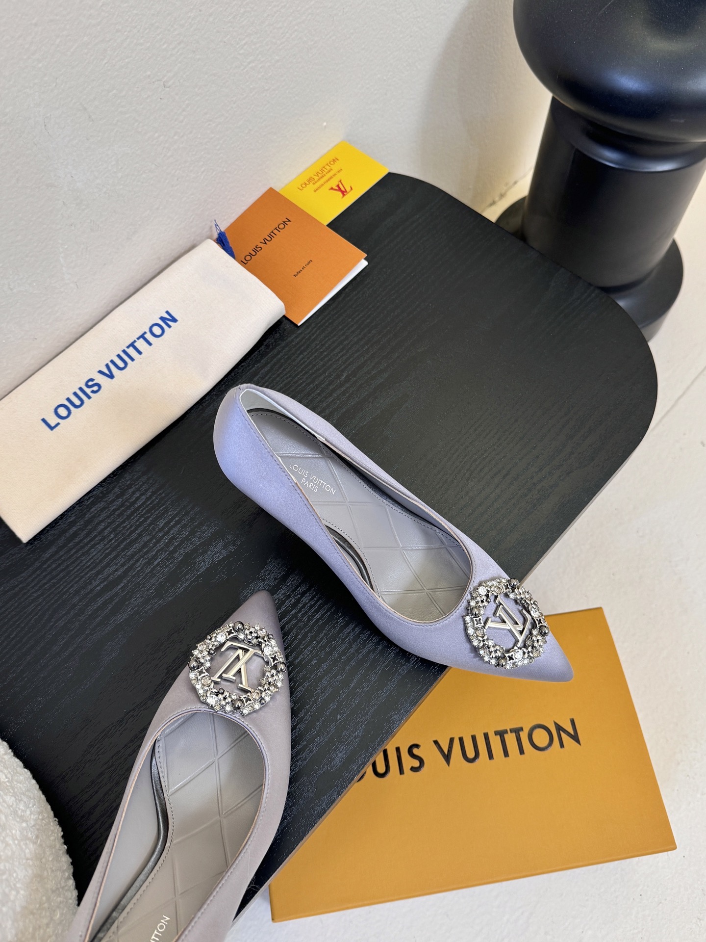 单鞋 LV驴牌26年新款 珍珠钻扣尖头高跟鞋缎面光泽➕满钻logo,被LV的绝美配色狠狠拿捏！美到跺脚，