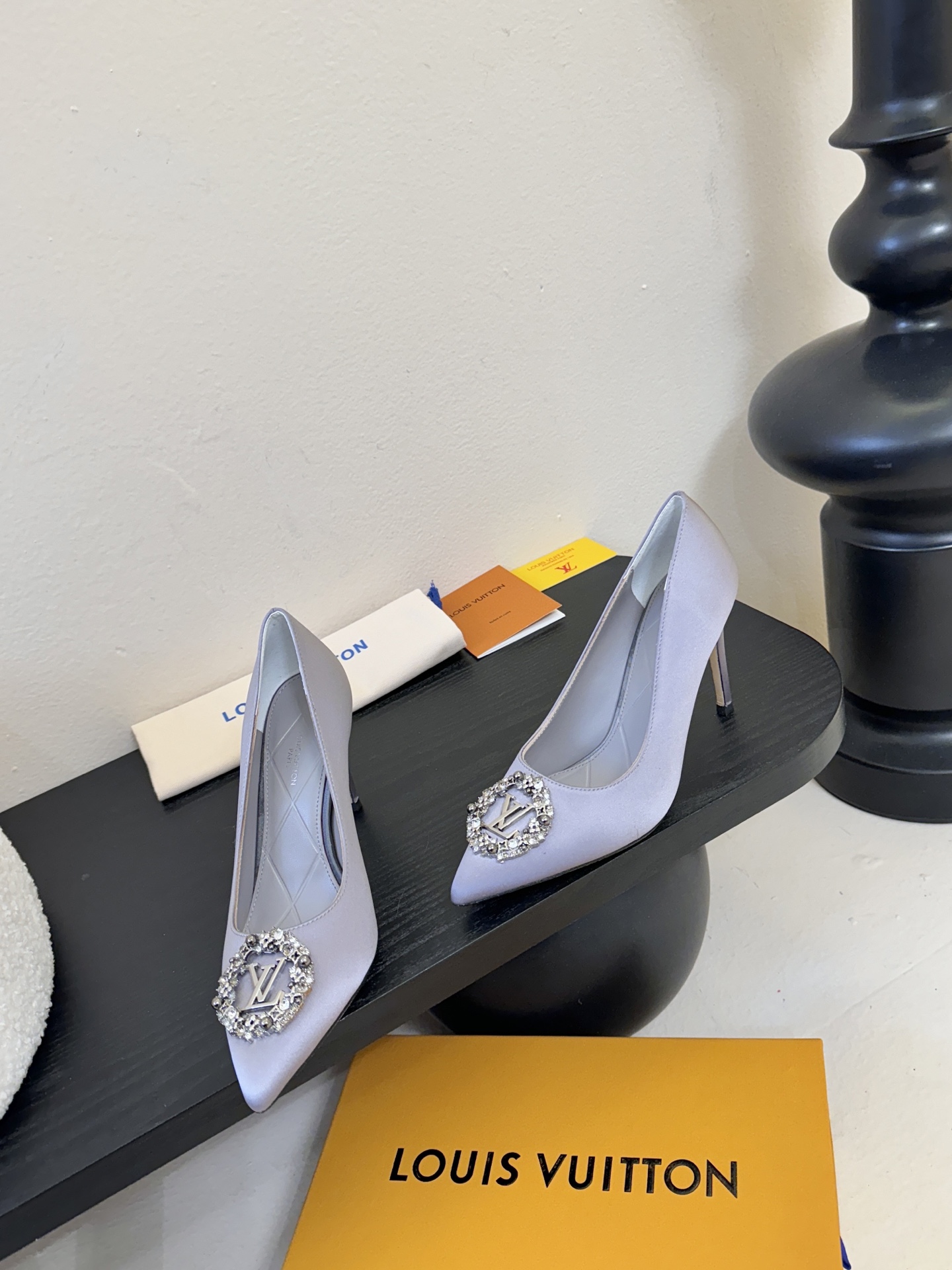 单鞋 LV驴牌26年新款 珍珠钻扣尖头高跟鞋缎面光泽➕满钻logo,被LV的绝美配色狠狠拿捏！美到跺脚，