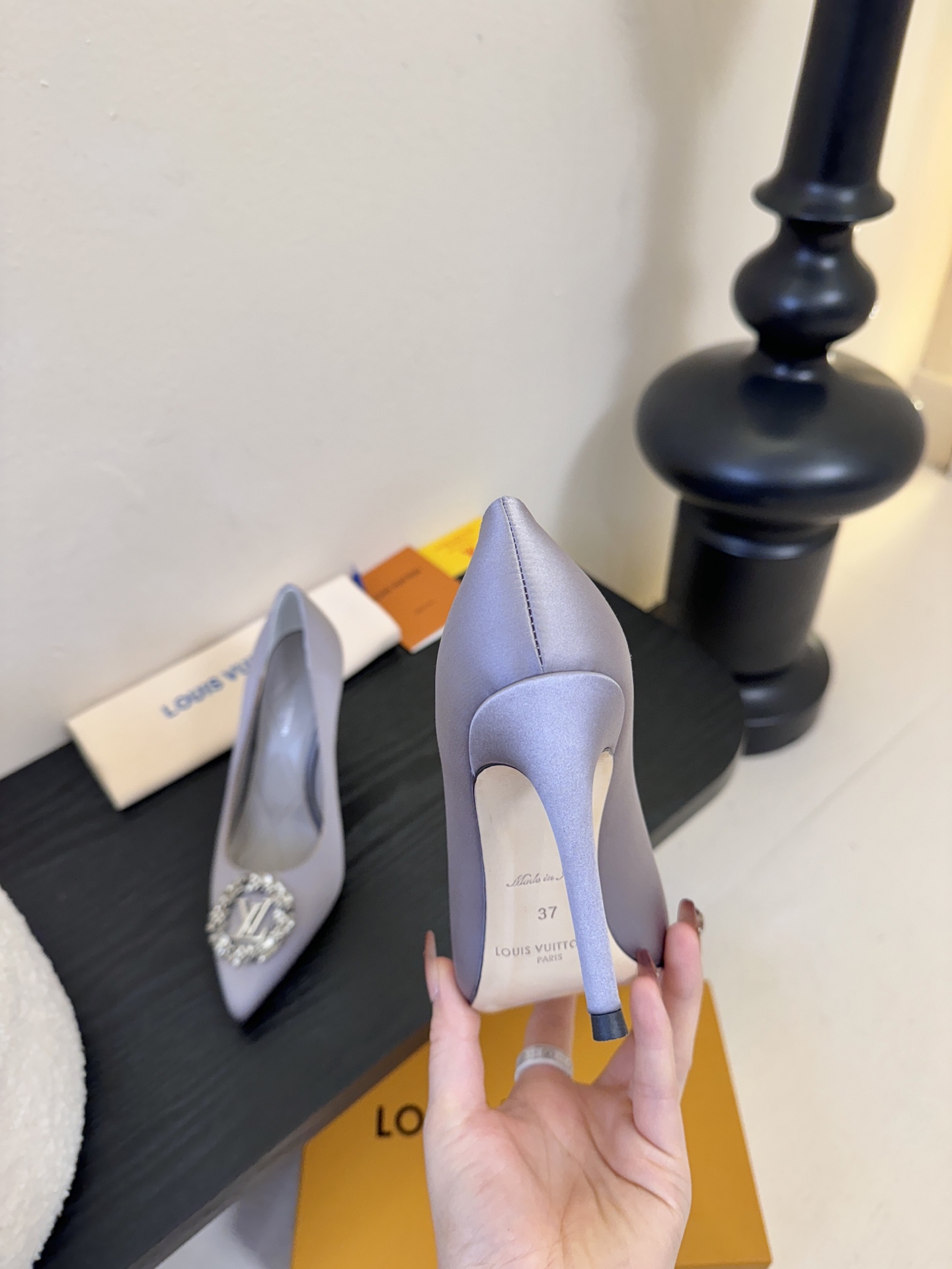 单鞋 LV驴牌26年新款 珍珠钻扣尖头高跟鞋缎面光泽➕满钻logo,被LV的绝美配色狠狠拿捏！美到跺脚，